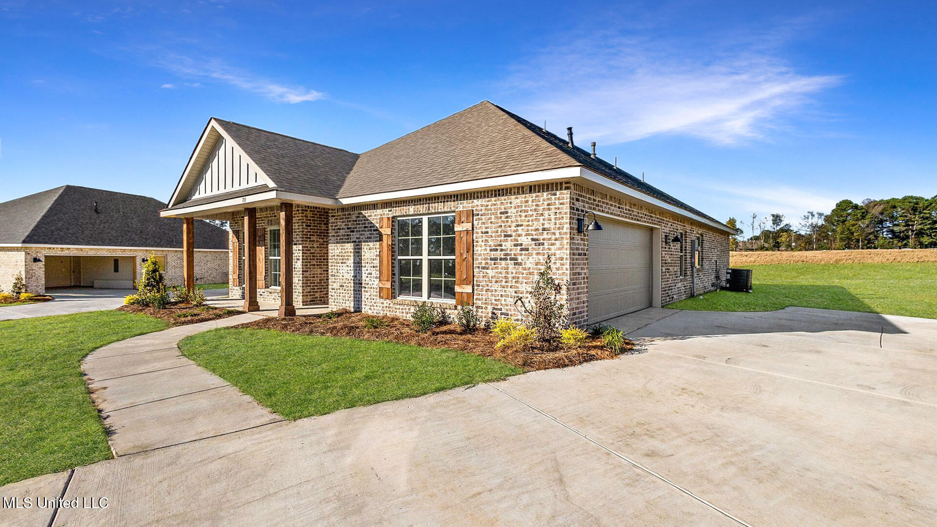 710 Honeysuckle Loop Property Photo 2