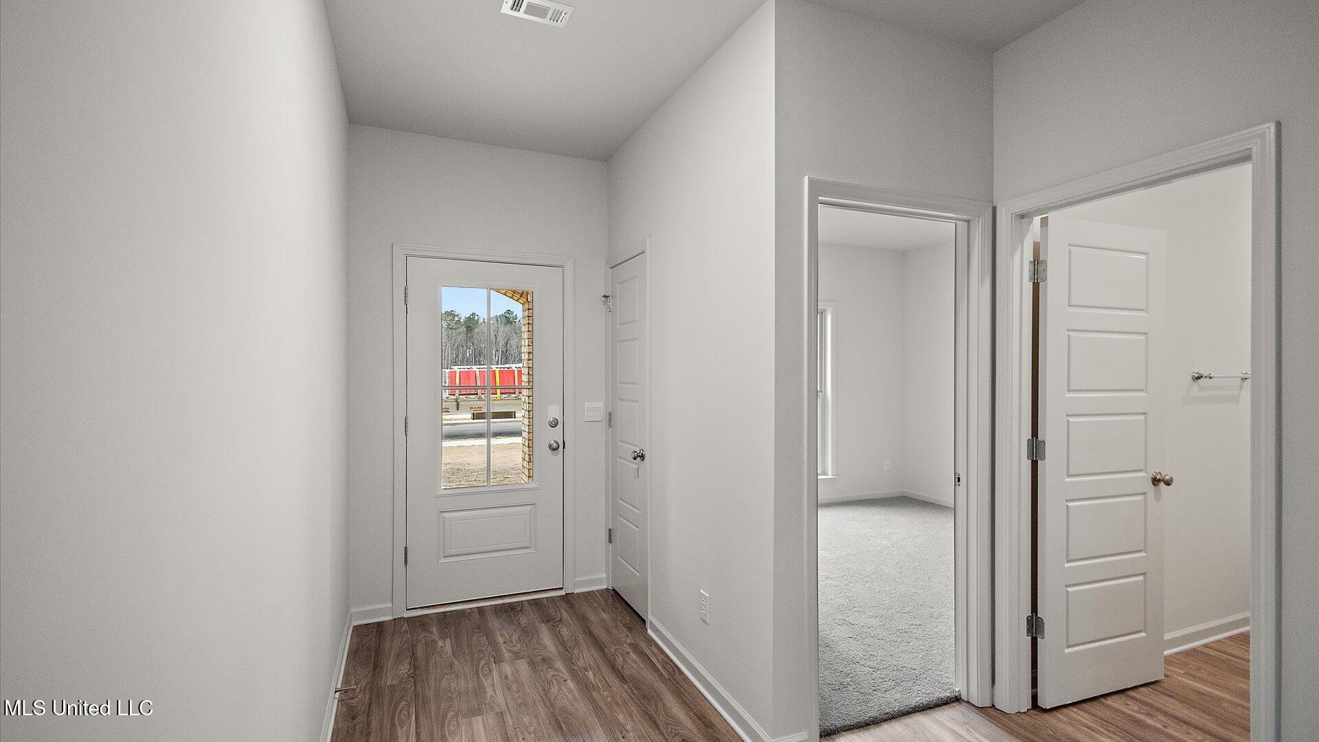 710 Honeysuckle Loop Property Photo 4