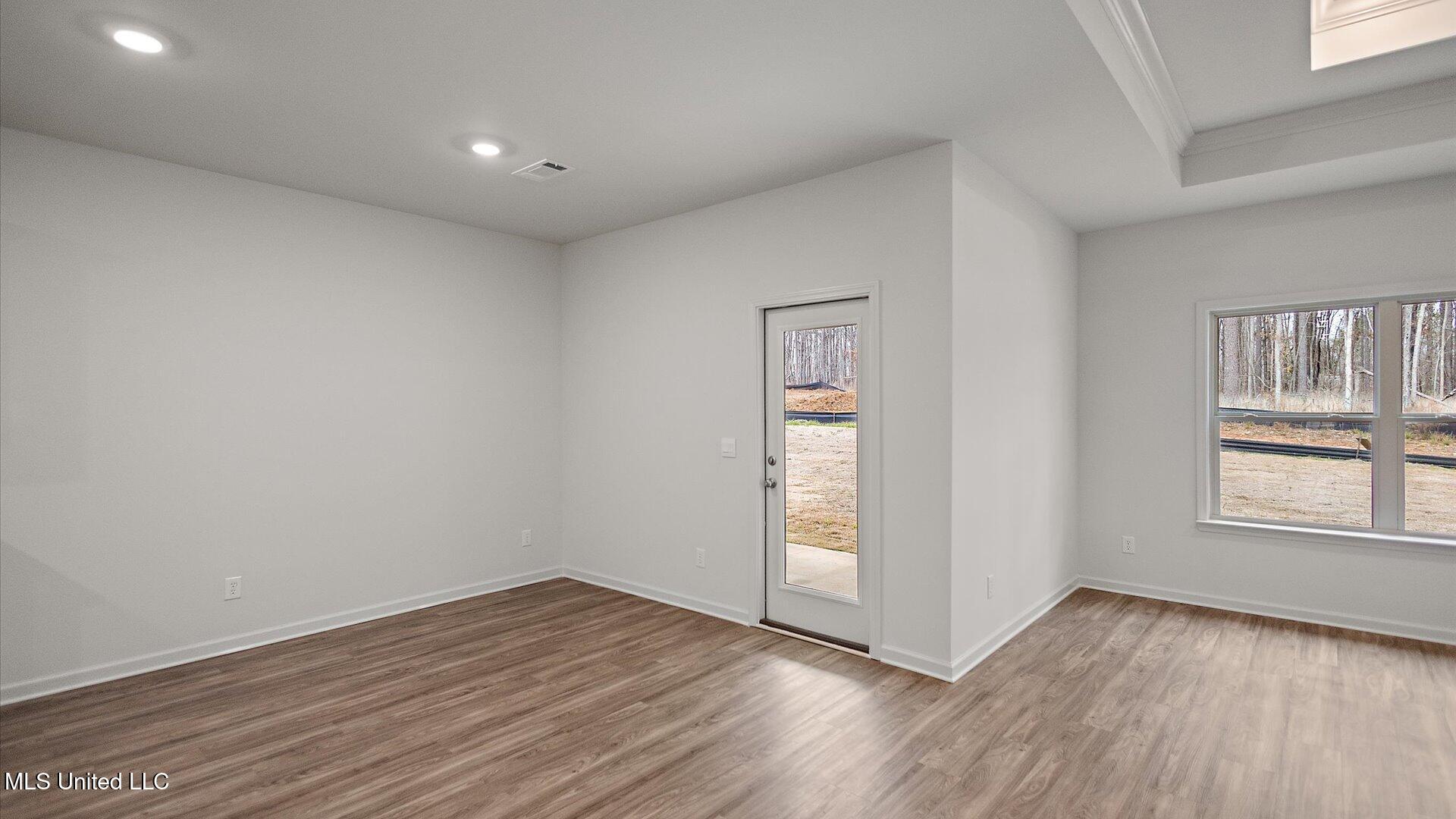 710 Honeysuckle Loop Property Photo 8