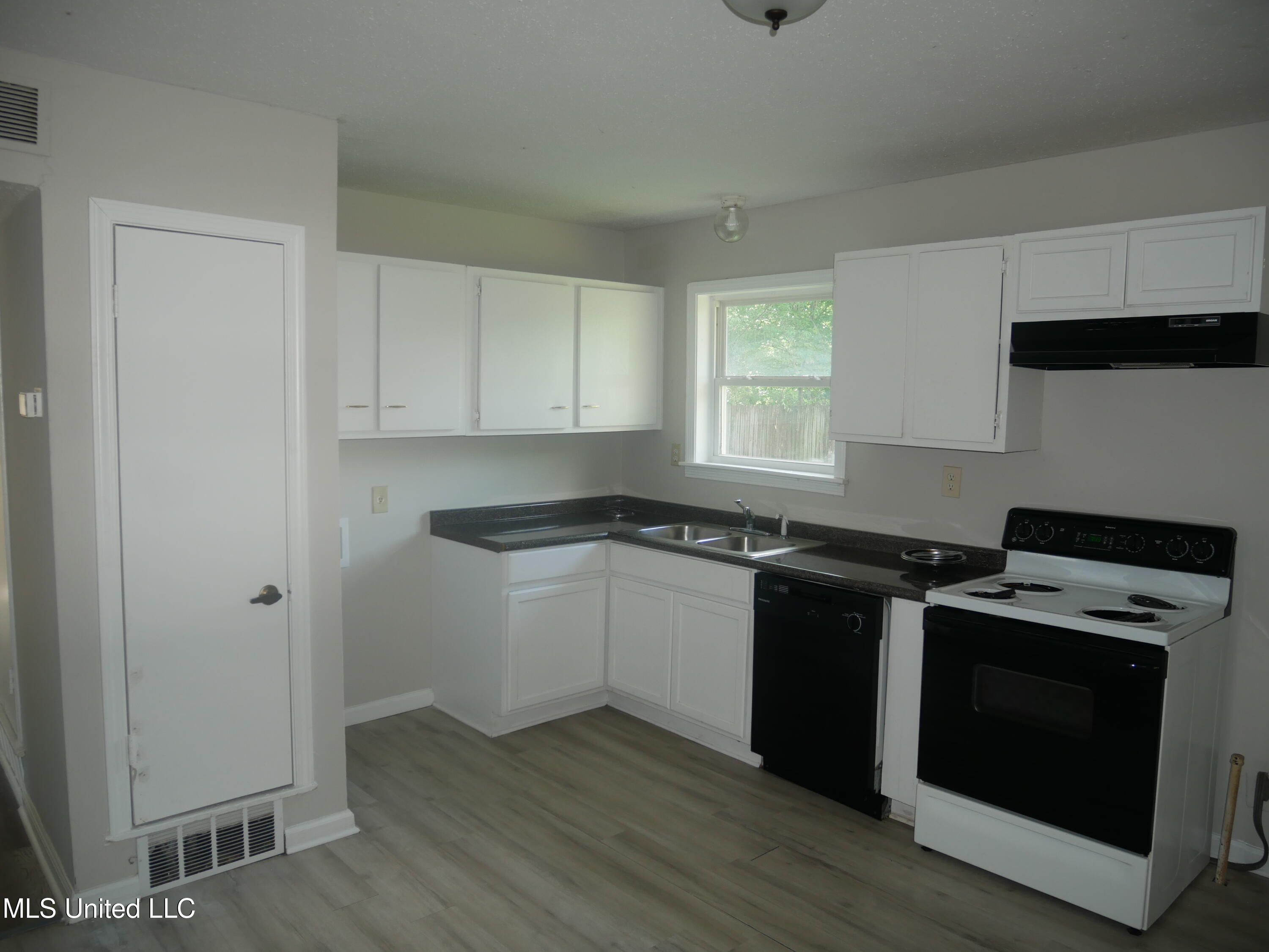 1463 Vicksburg Drive Property Photo 4