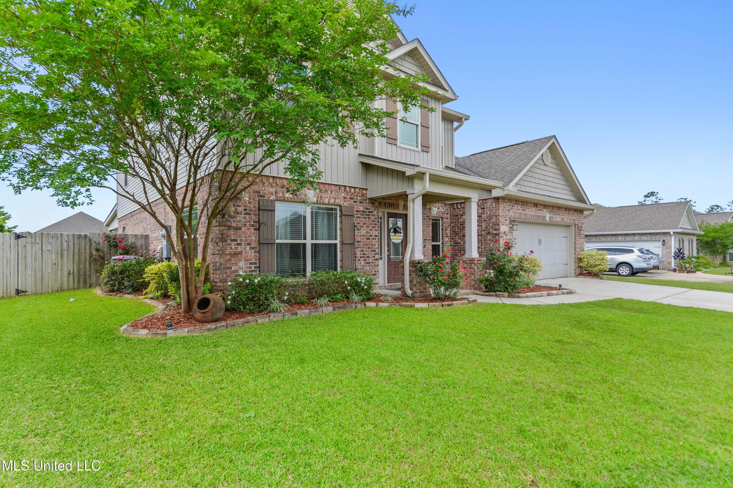 18225 Tulip Cove Property Photo 2