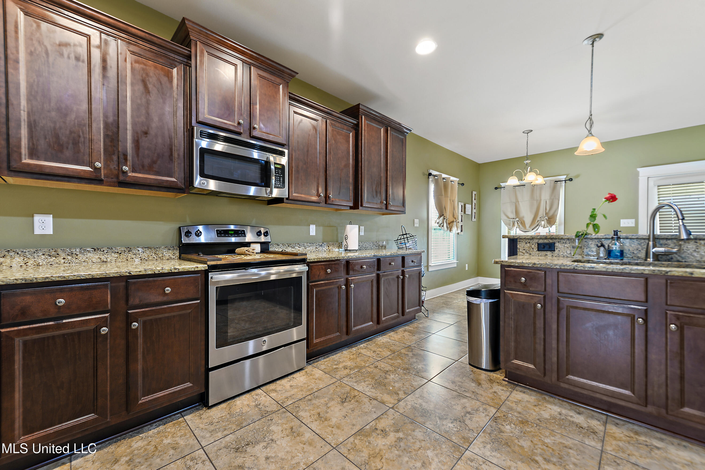 18225 Tulip Cove Property Photo 9