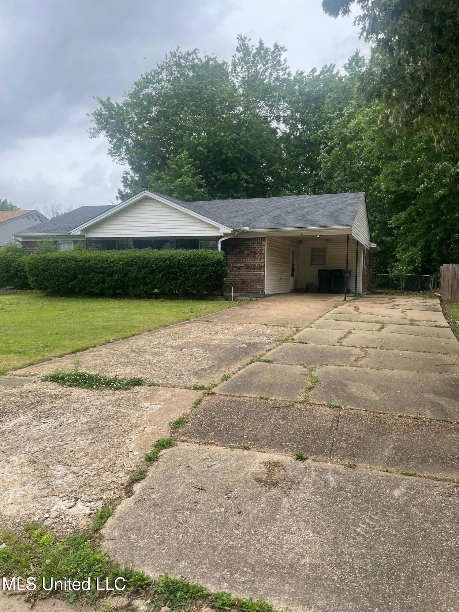 754 Valley Springs Drive Property Photo 1