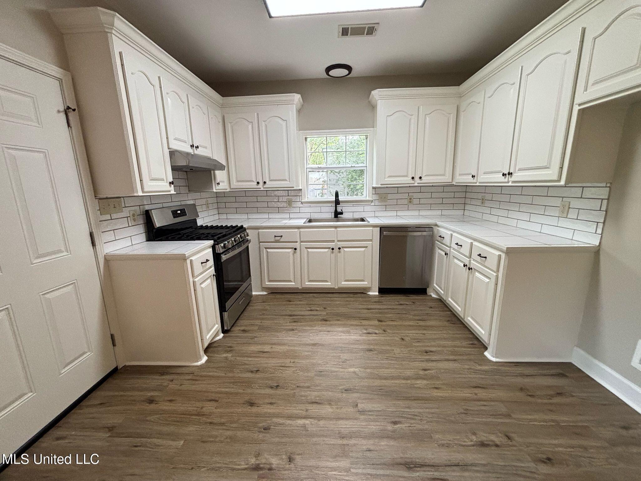 4832 Woodmont Drive Property Photo 5