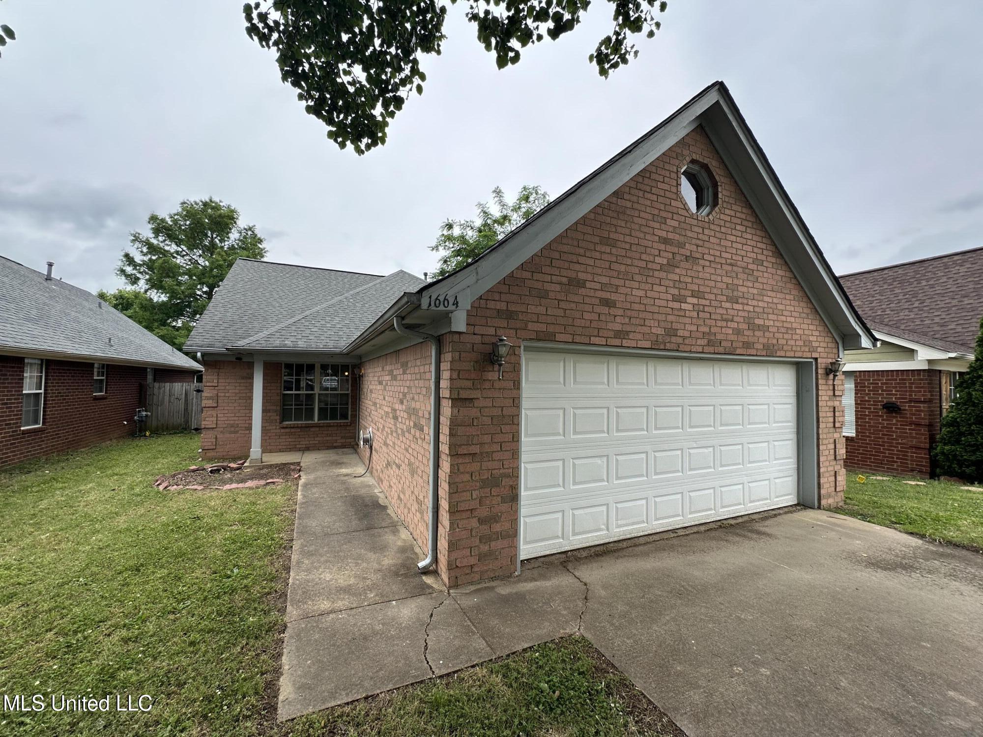 1664 Thomas Street Property Photo 2