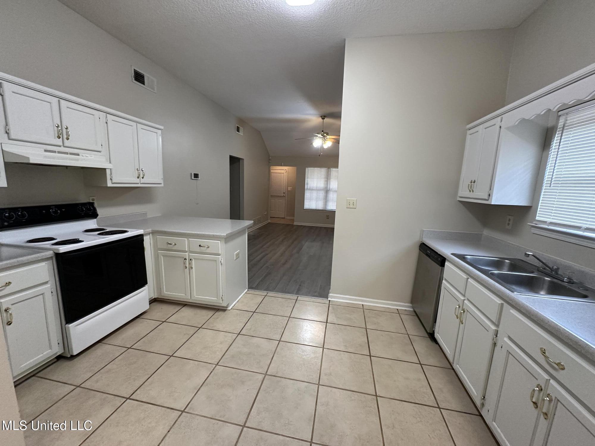 1664 Thomas Street Property Photo 6