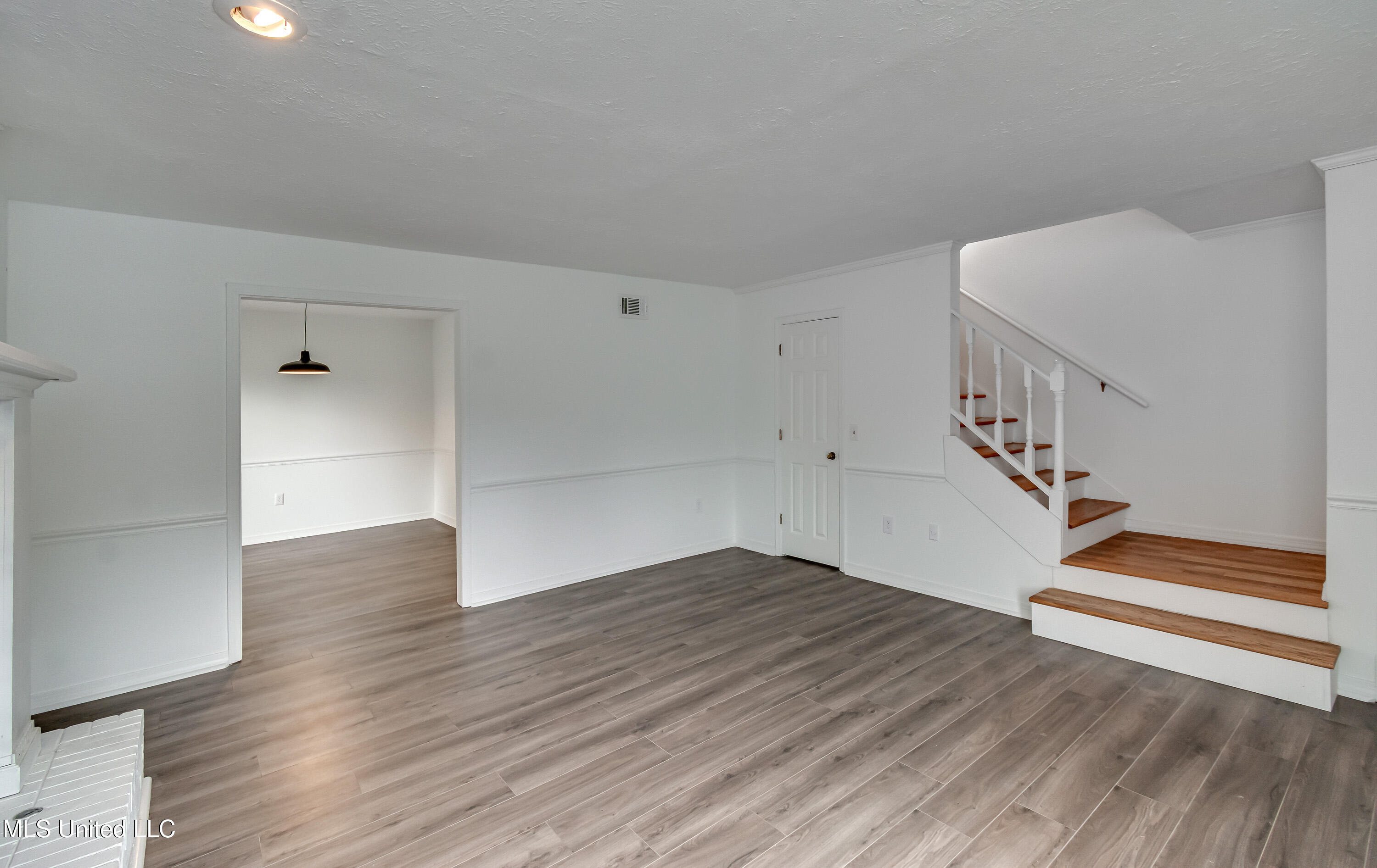 735 Wicklow Place Property Photo 6