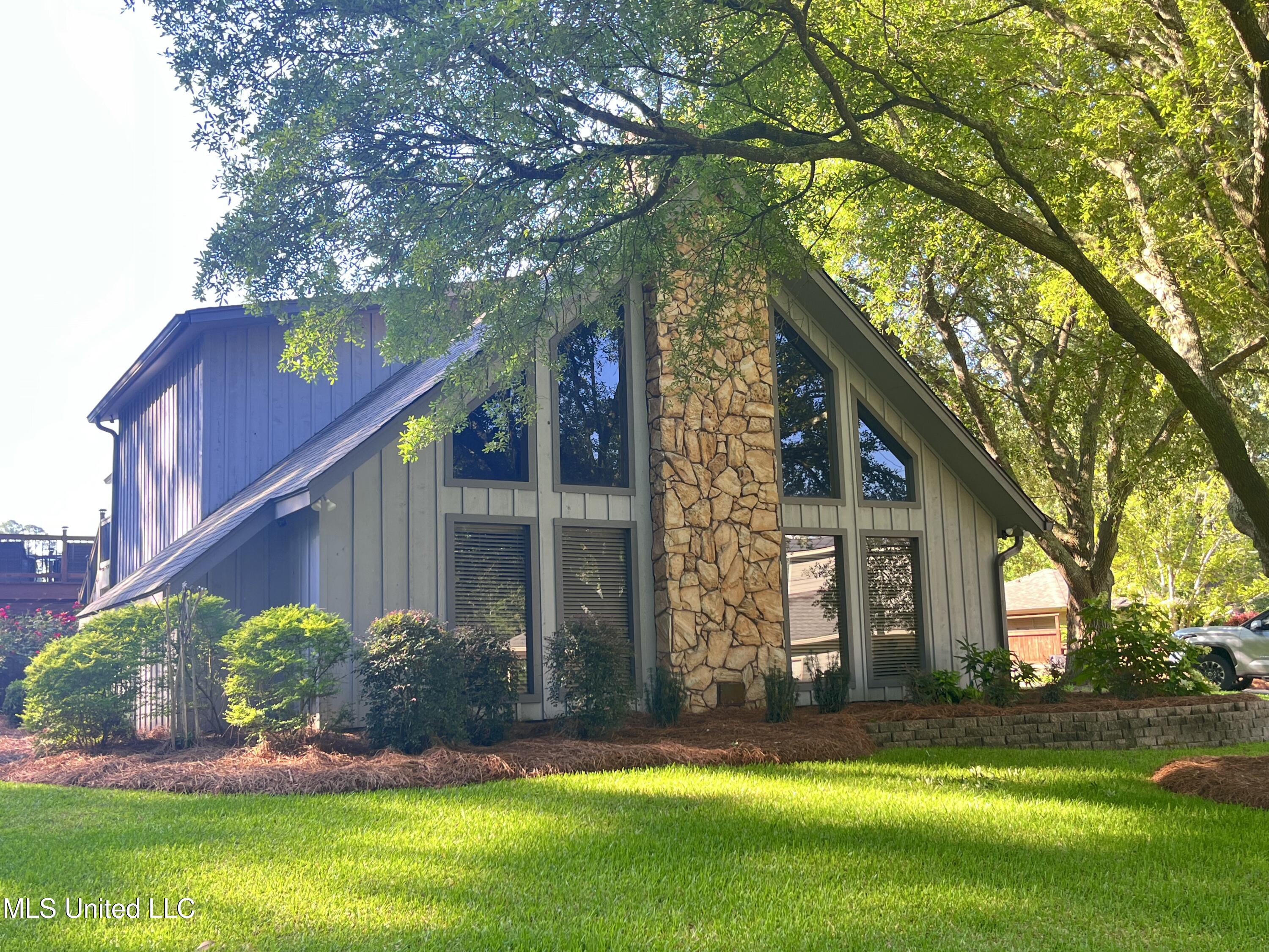 115 Lakeland Drive Property Photo 1