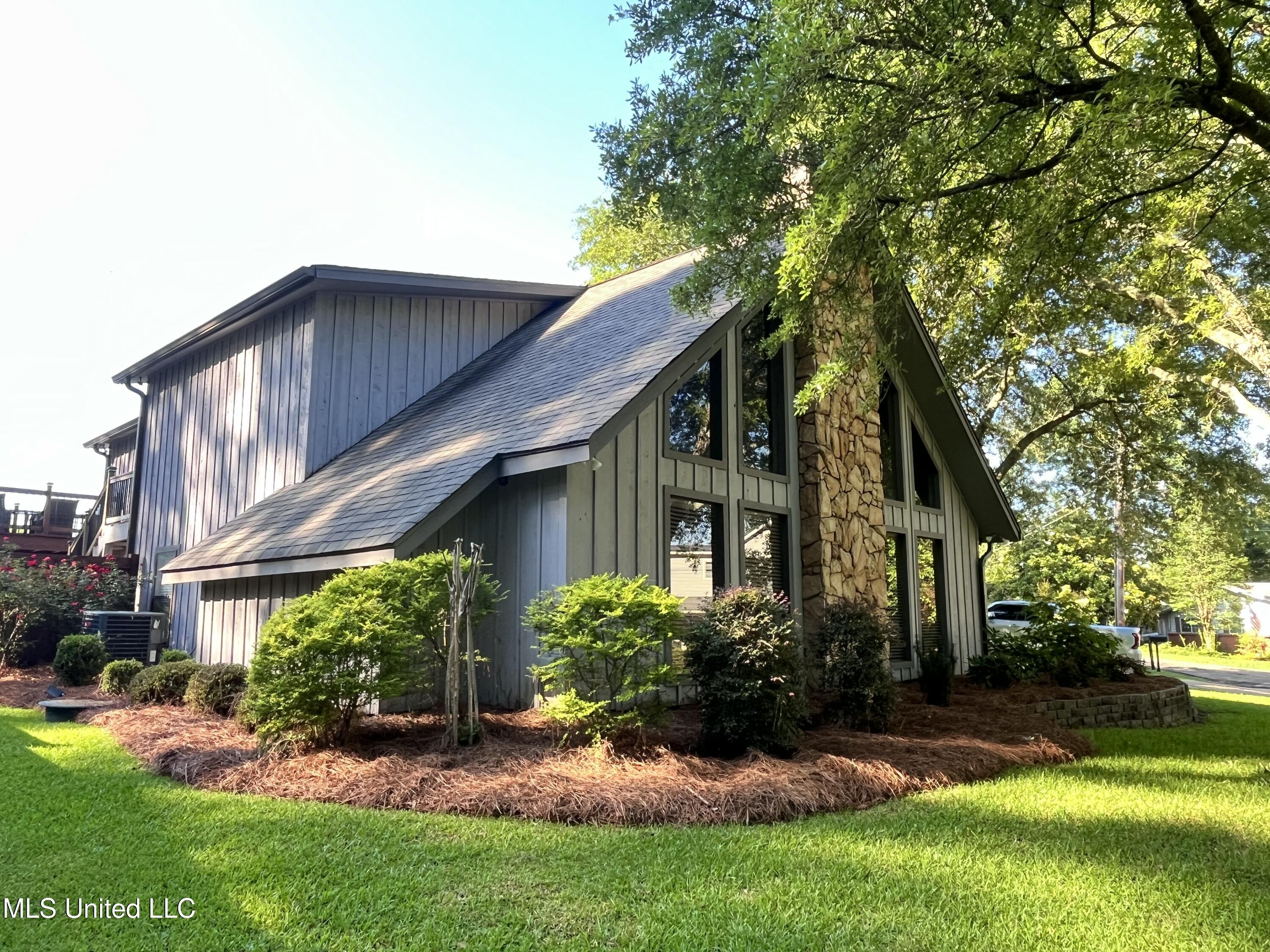 115 Lakeland Drive Property Photo 2