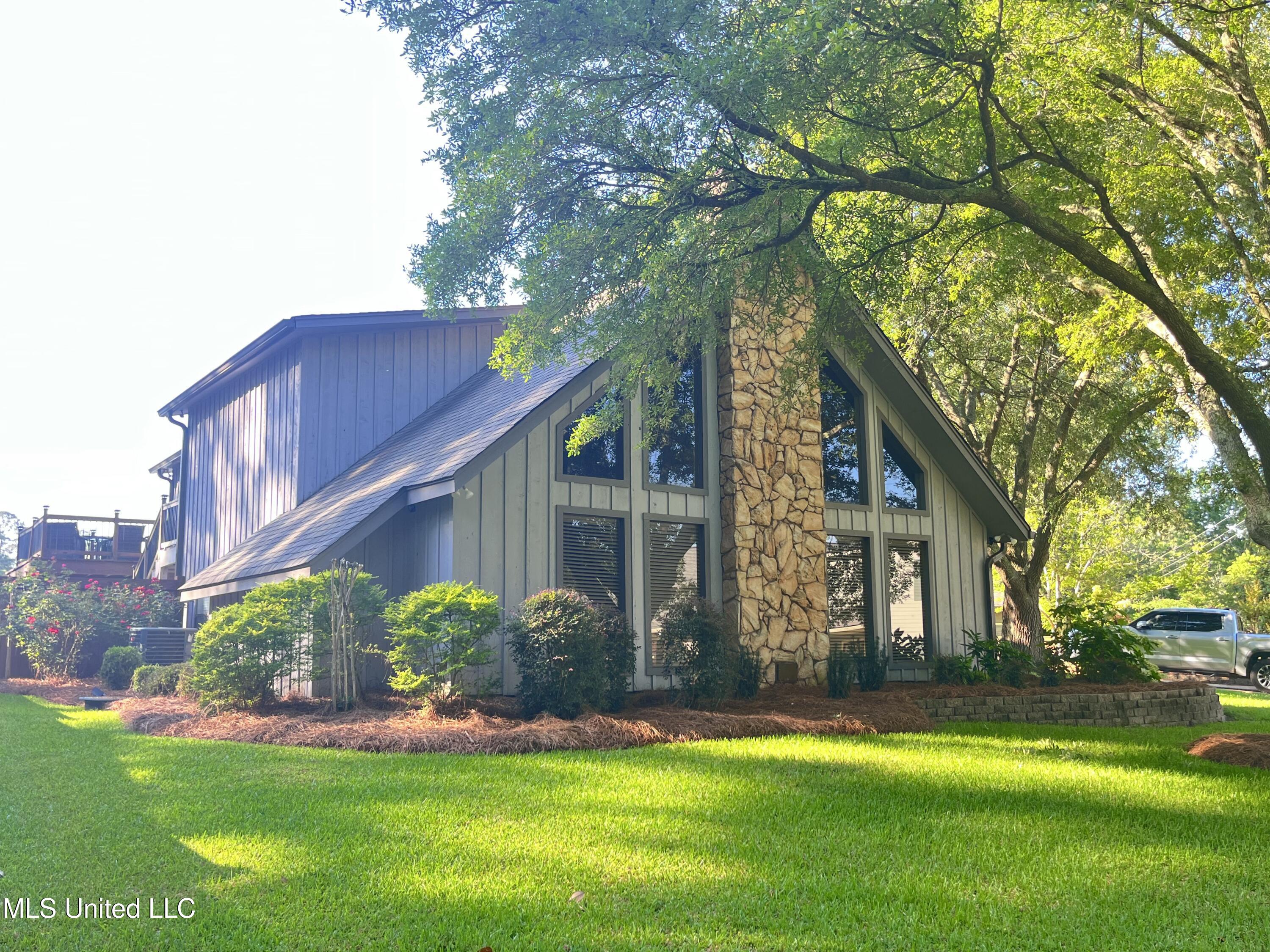 115 Lakeland Drive Property Photo 3