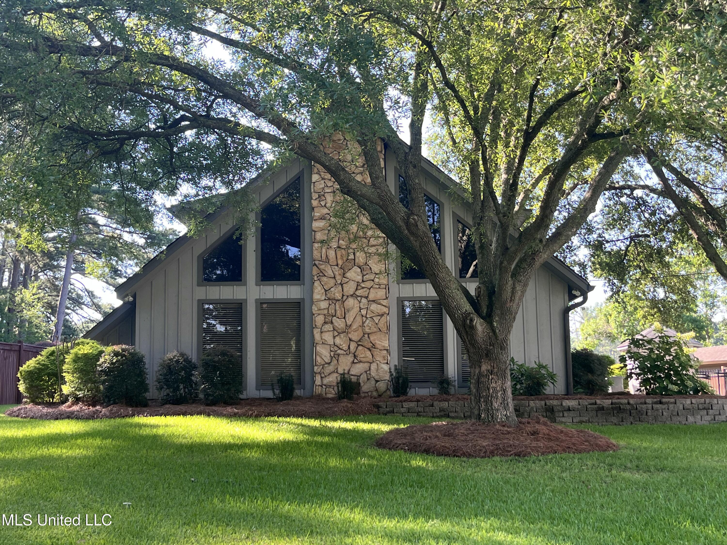 115 Lakeland Drive Property Photo 4