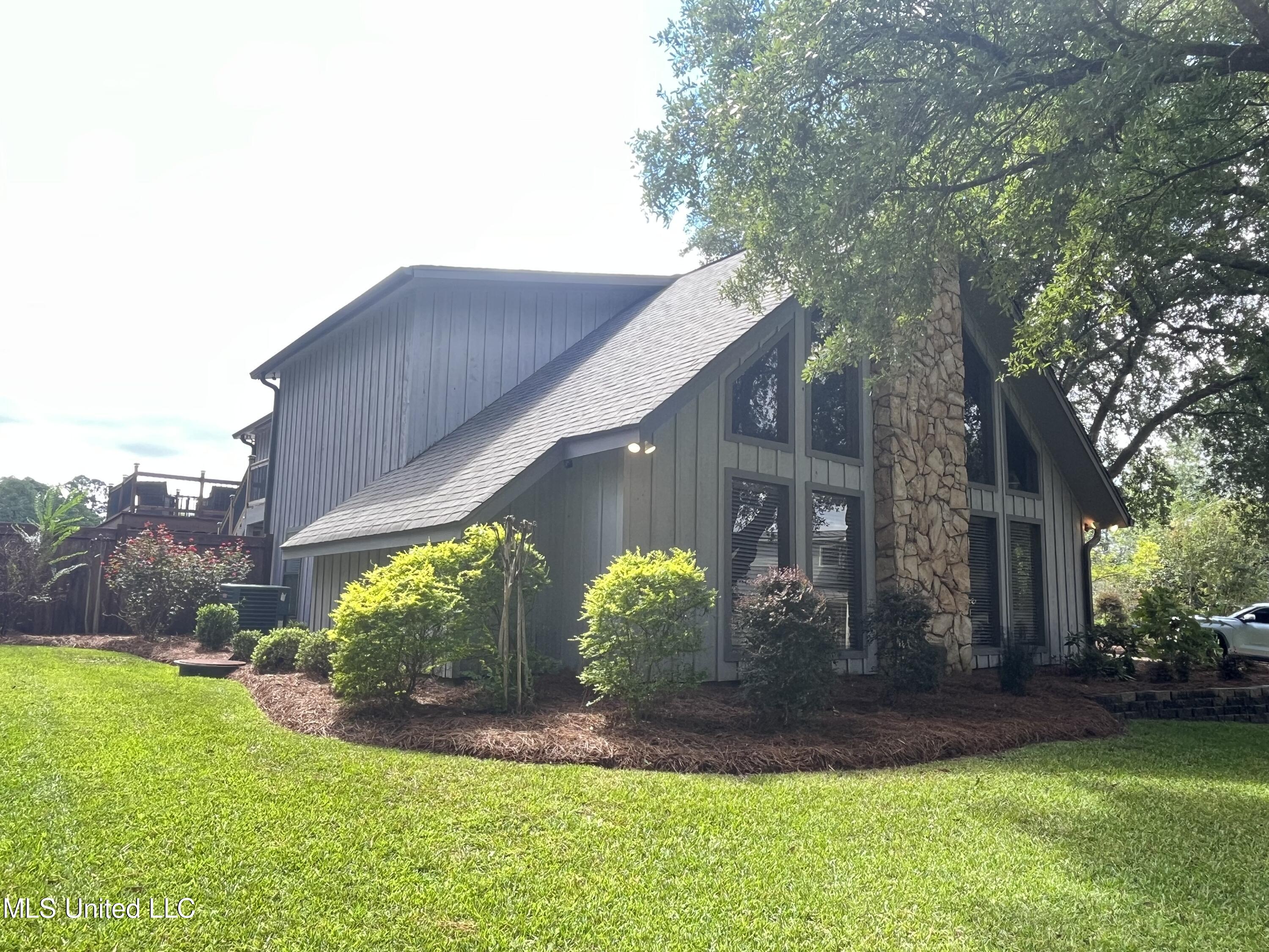 115 Lakeland Drive Property Photo 5