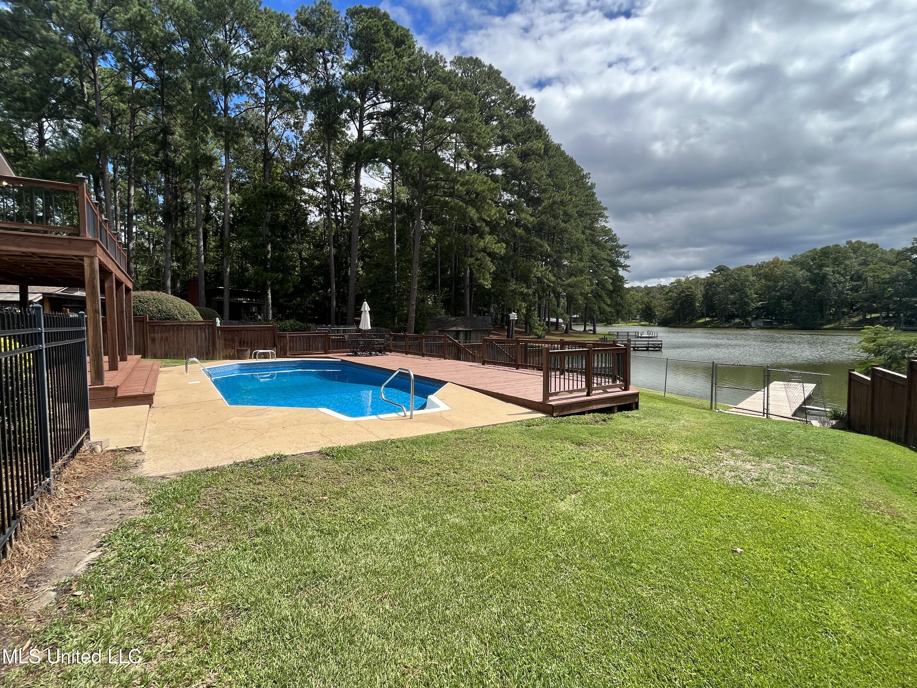 115 Lakeland Drive Property Photo 11
