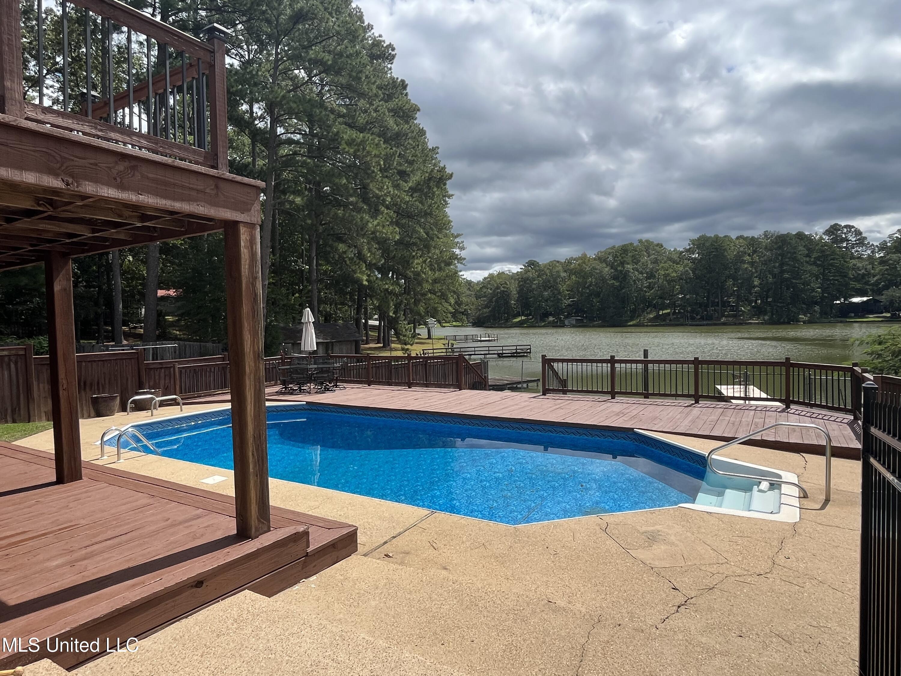 115 Lakeland Drive Property Photo 12