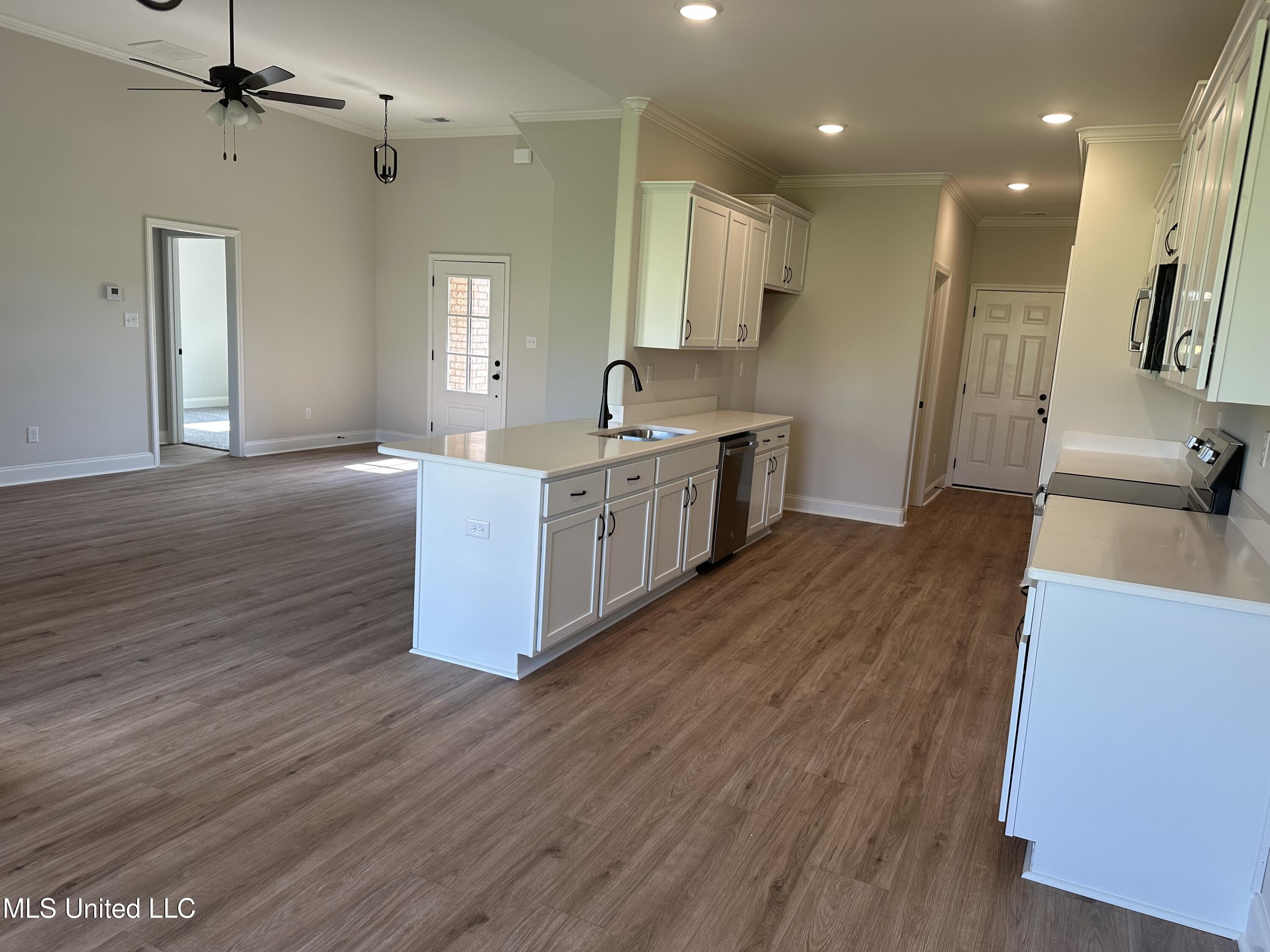 885 Collie Drive Property Photo 8