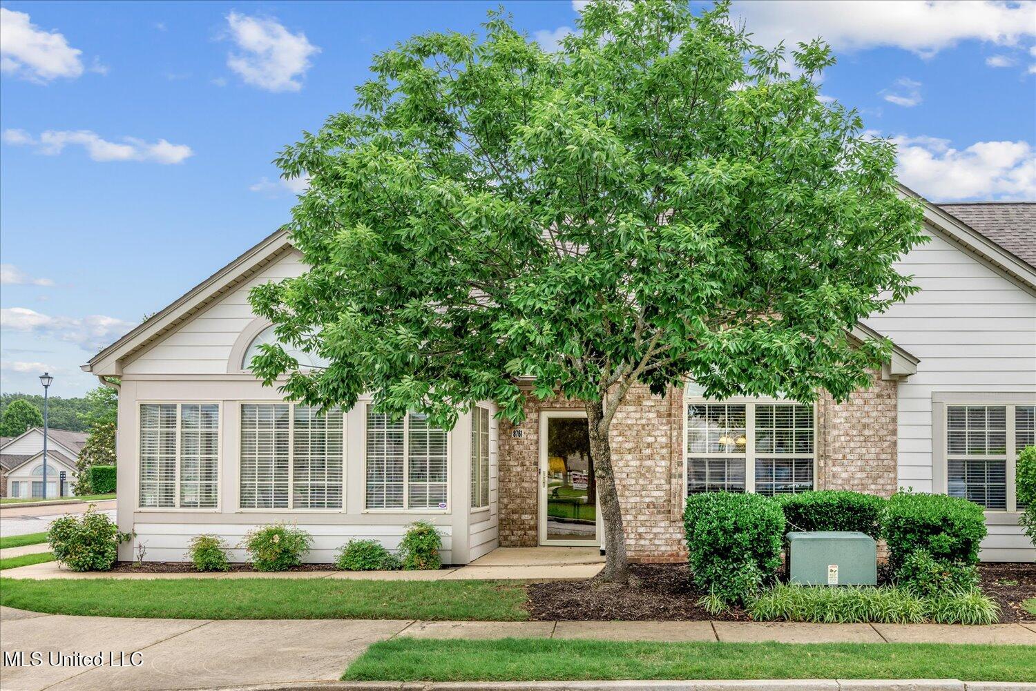 8761 Parkview Oaks Circle Property Photo 1