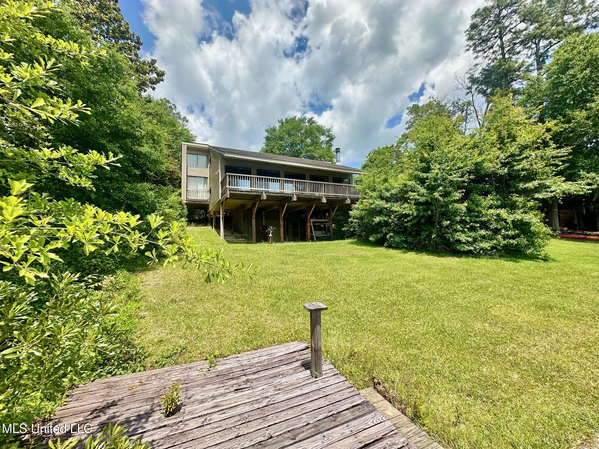 577 W Lakeshore Drive Property Photo 1
