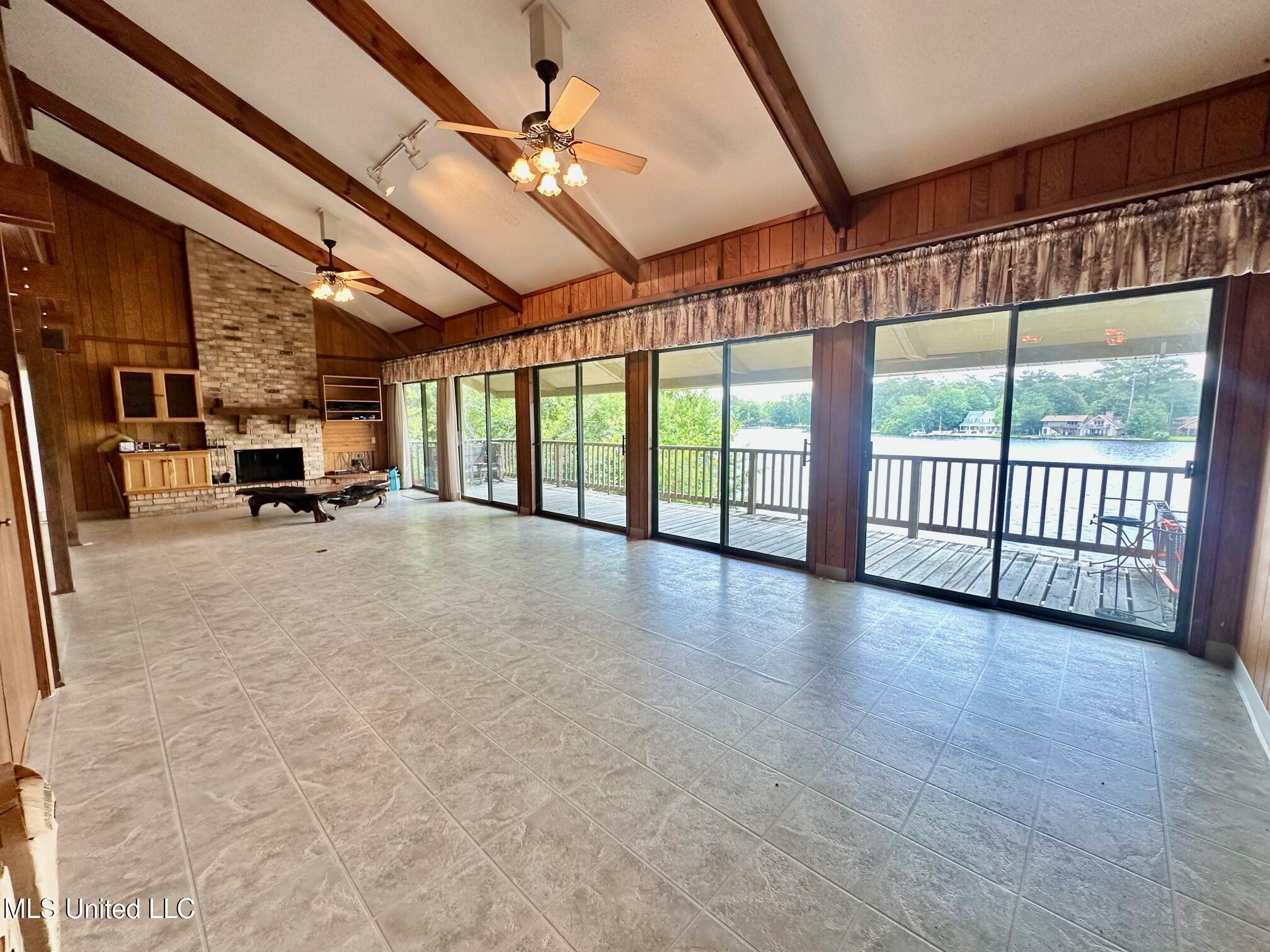 577 W Lakeshore Drive Property Photo 2