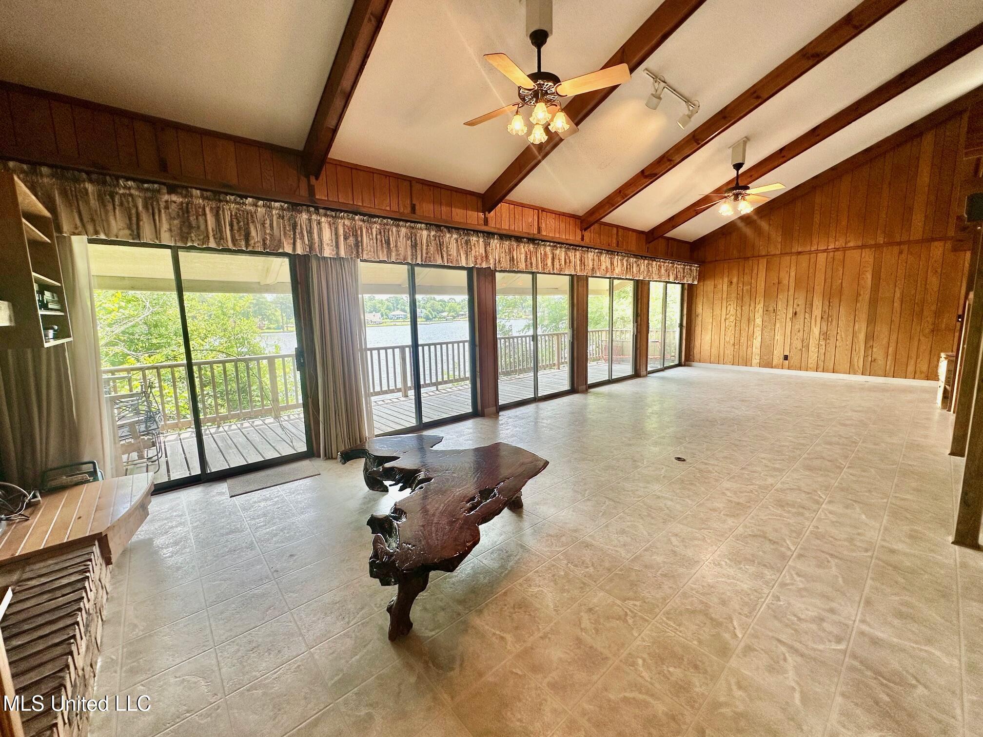 577 W Lakeshore Drive Property Photo 3
