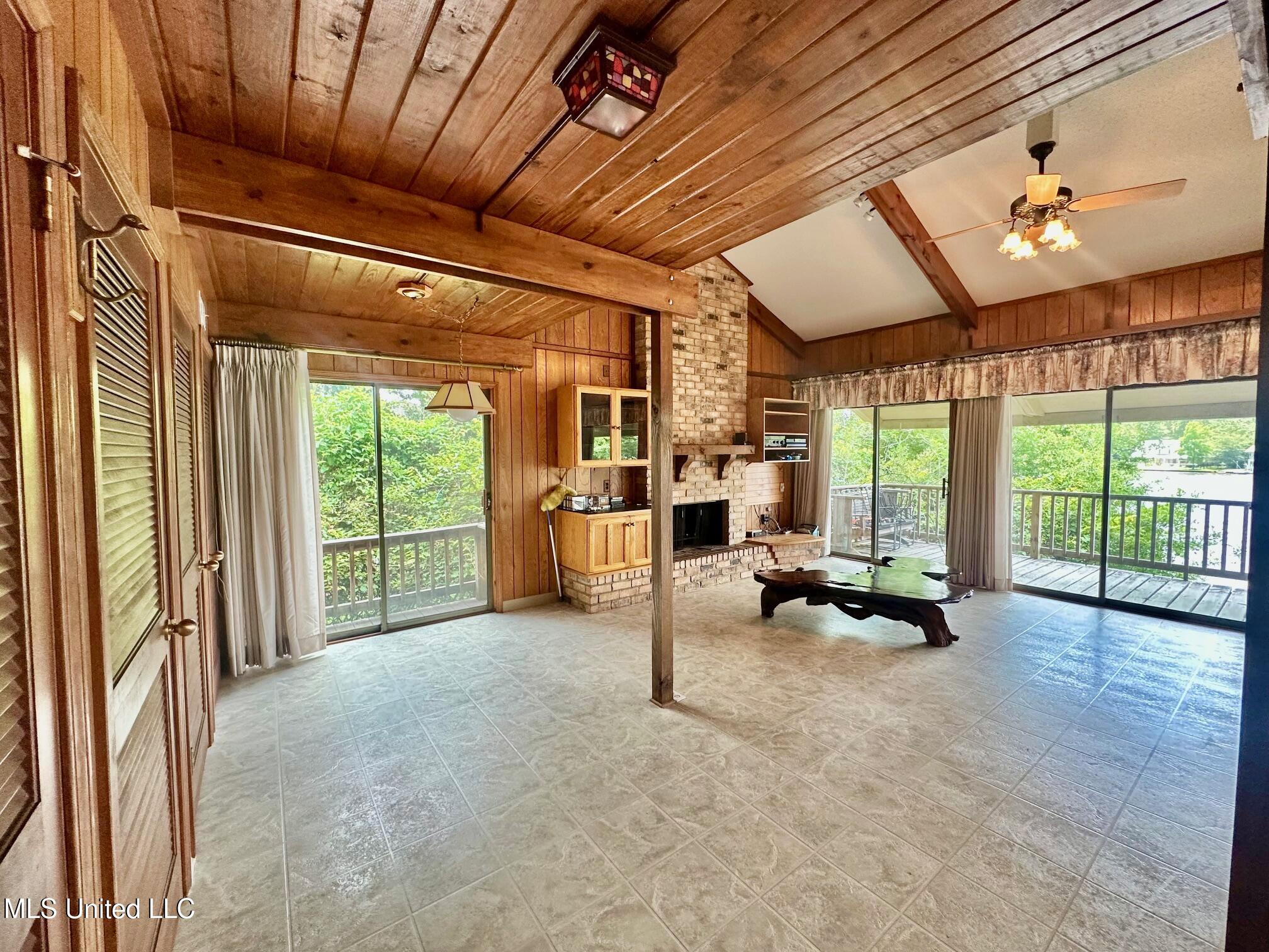 577 W Lakeshore Drive Property Photo 4