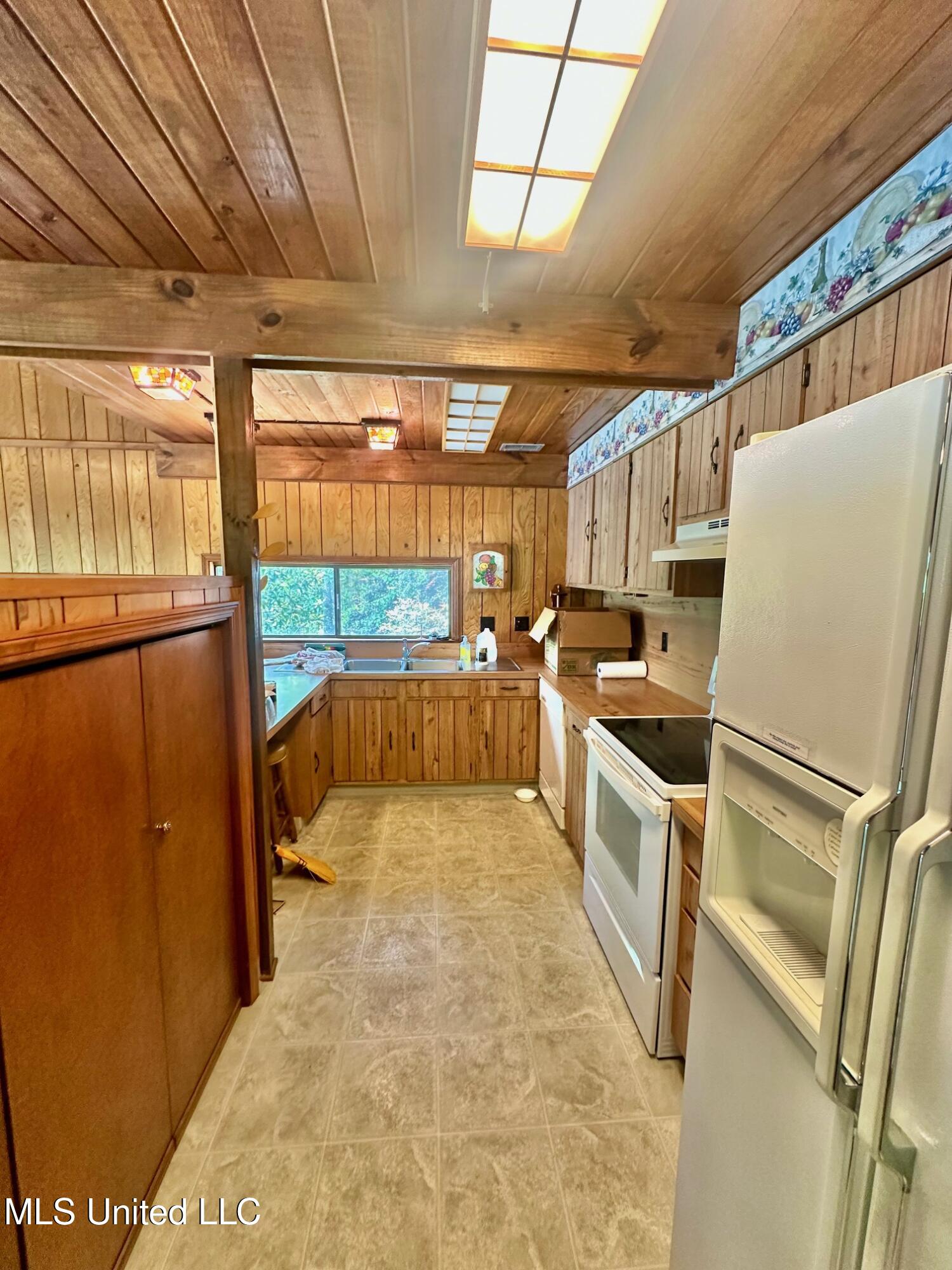 577 W Lakeshore Drive Property Photo 5