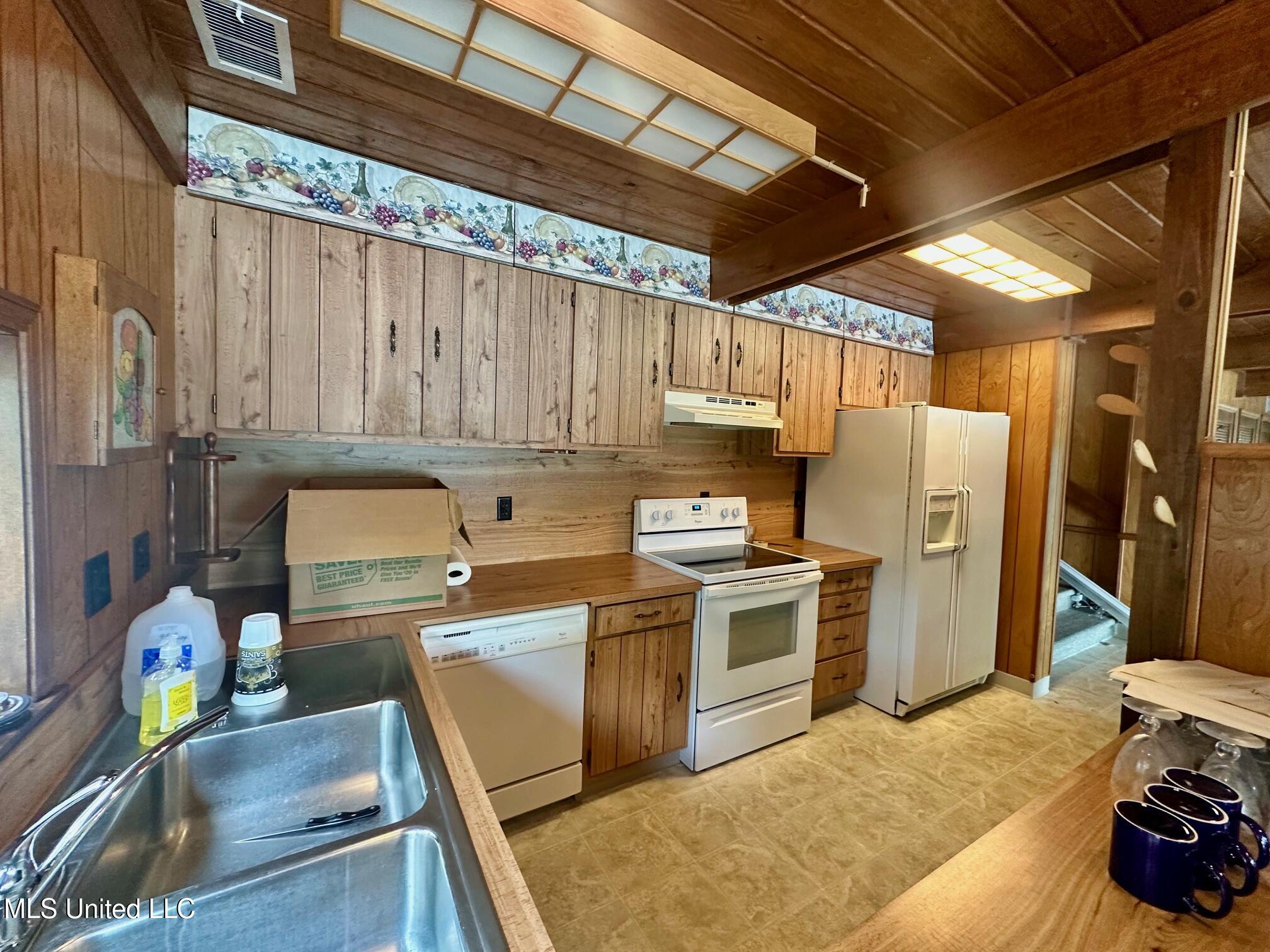 577 W Lakeshore Drive Property Photo 6