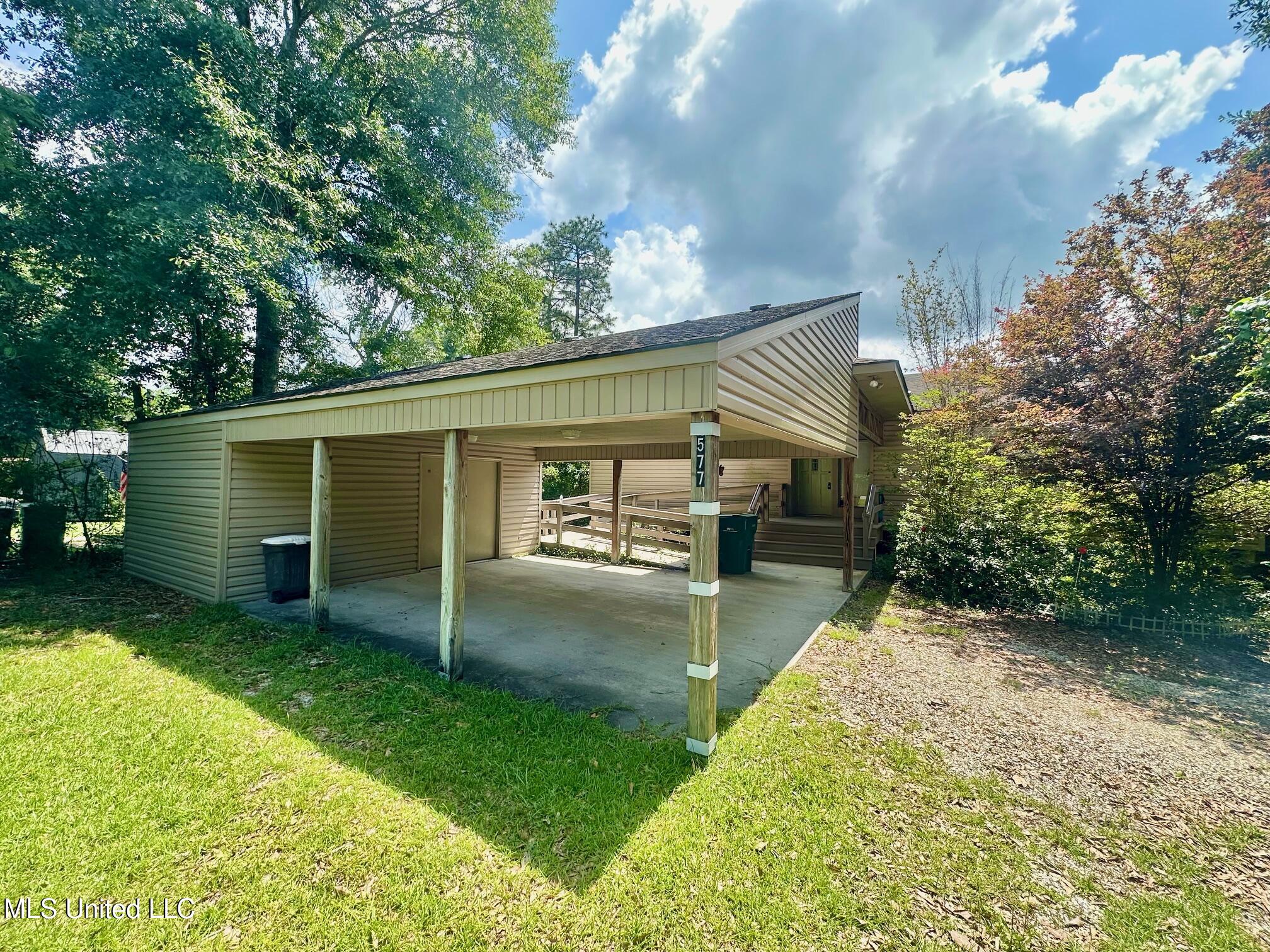 577 W Lakeshore Drive Property Photo 9
