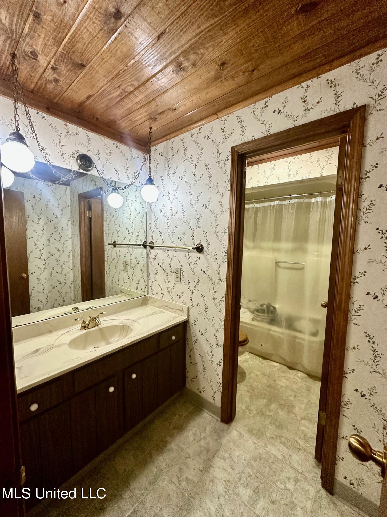 577 W Lakeshore Drive Property Photo 10