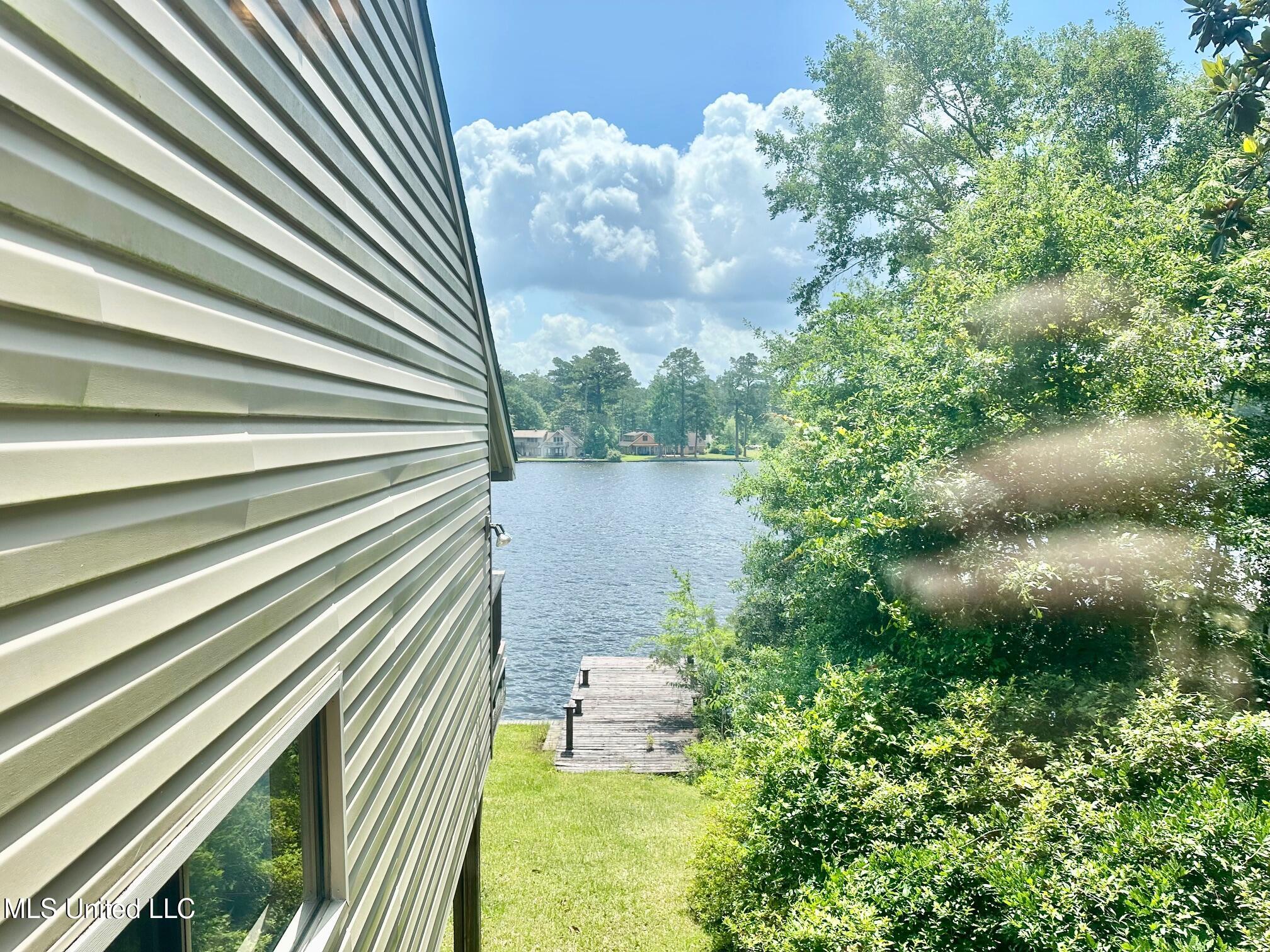 577 W Lakeshore Drive Property Photo 13