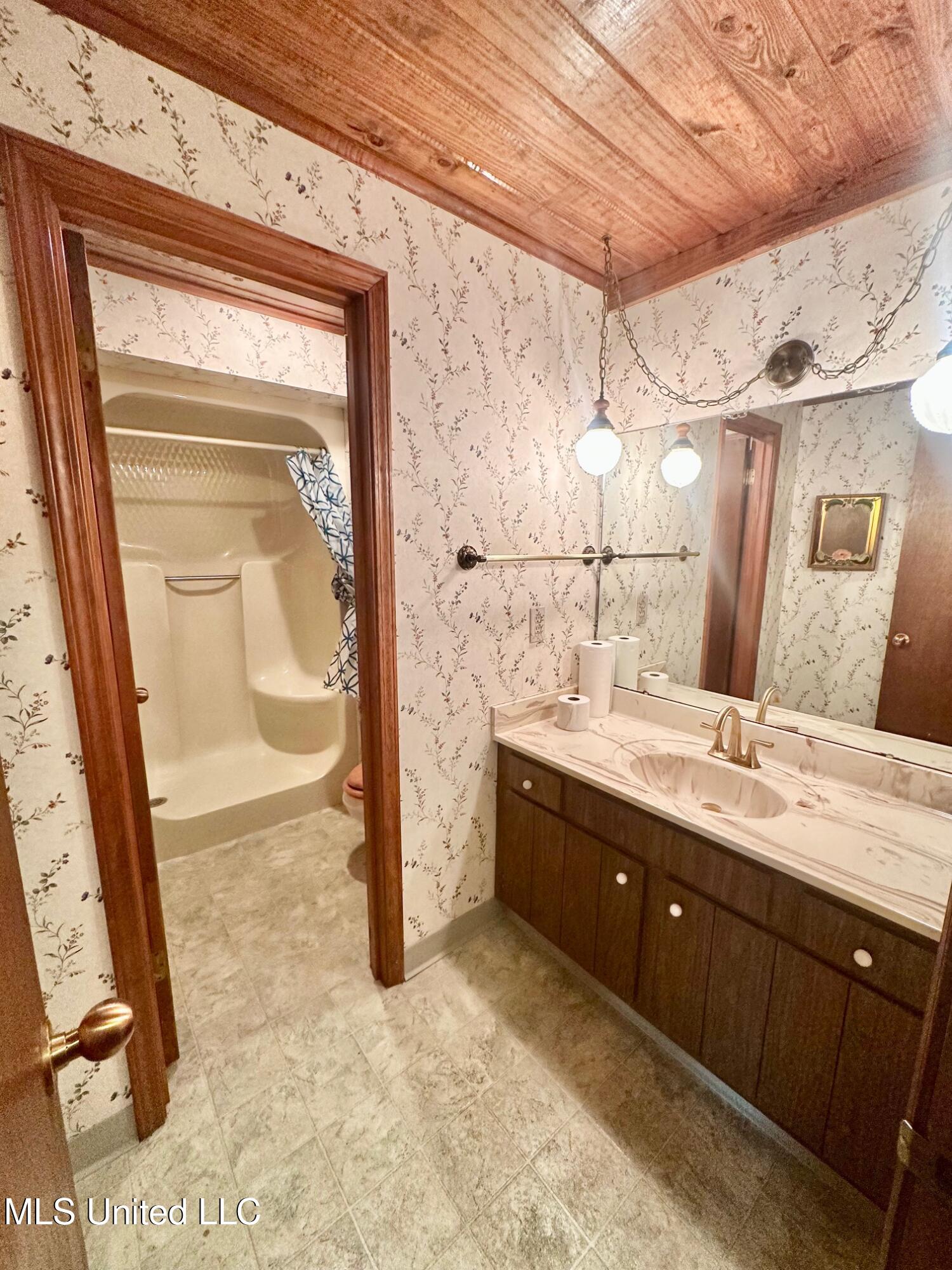 577 W Lakeshore Drive Property Photo 14