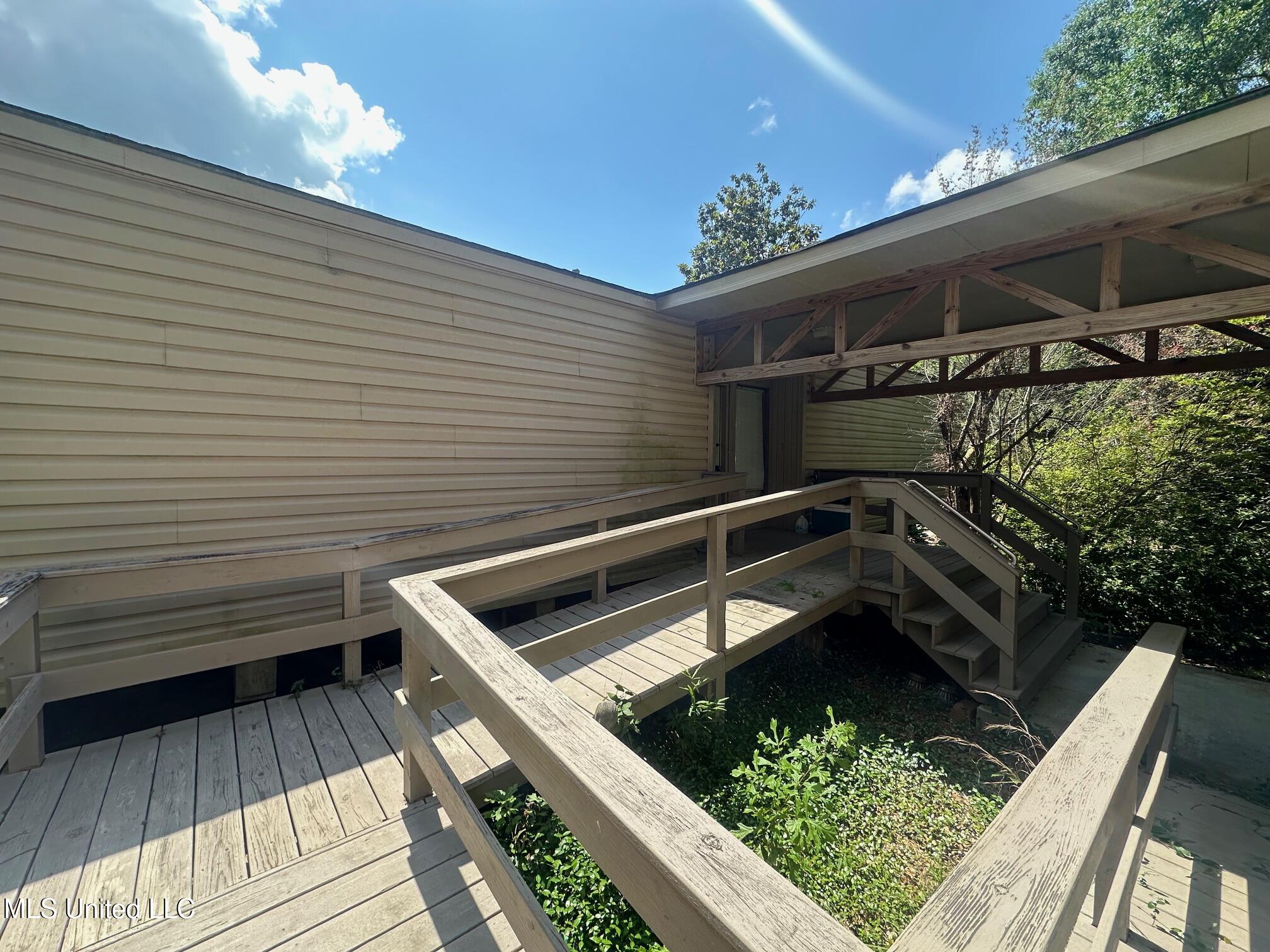 577 W Lakeshore Drive Property Photo 17