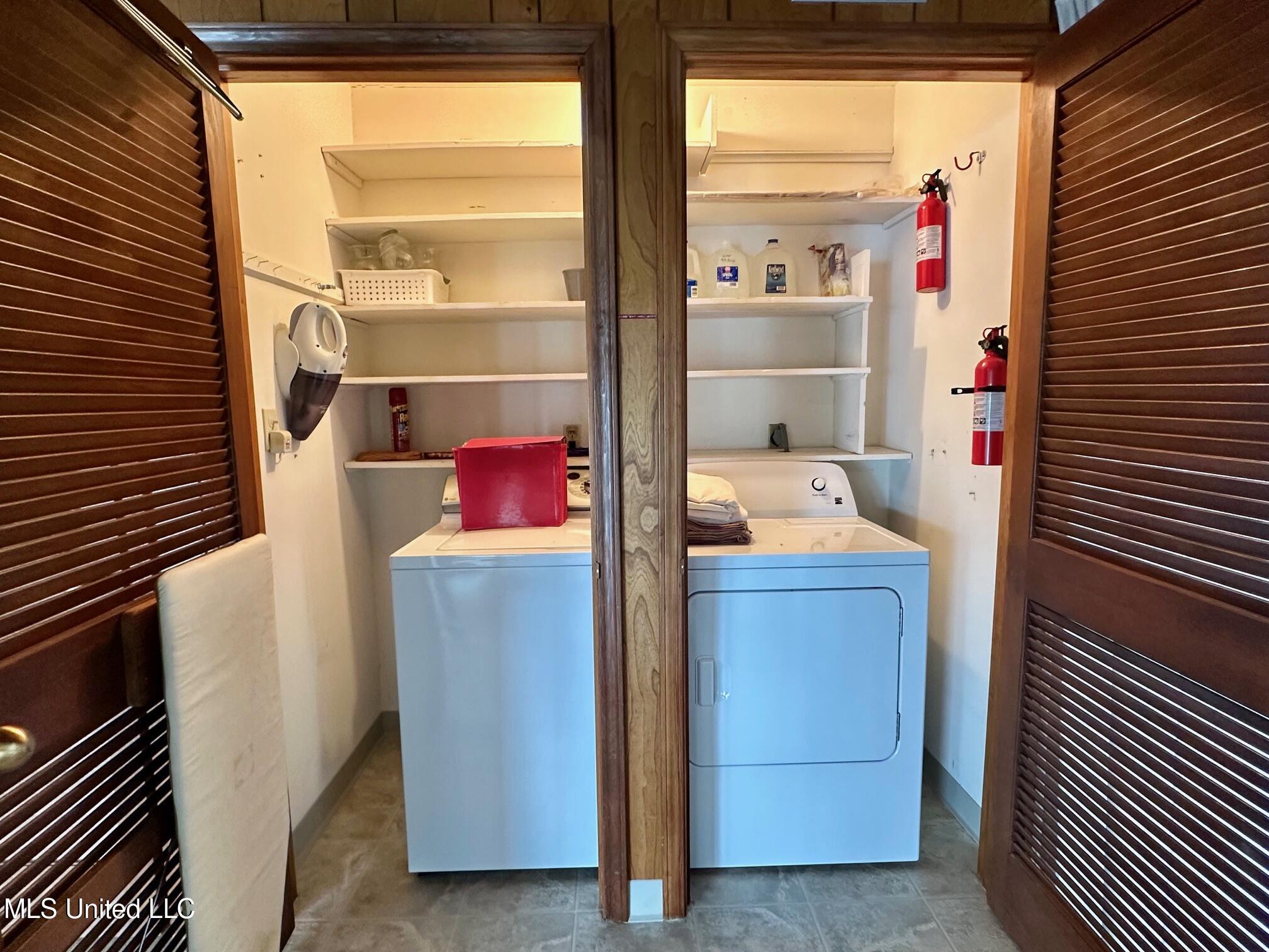 577 W Lakeshore Drive Property Photo 18