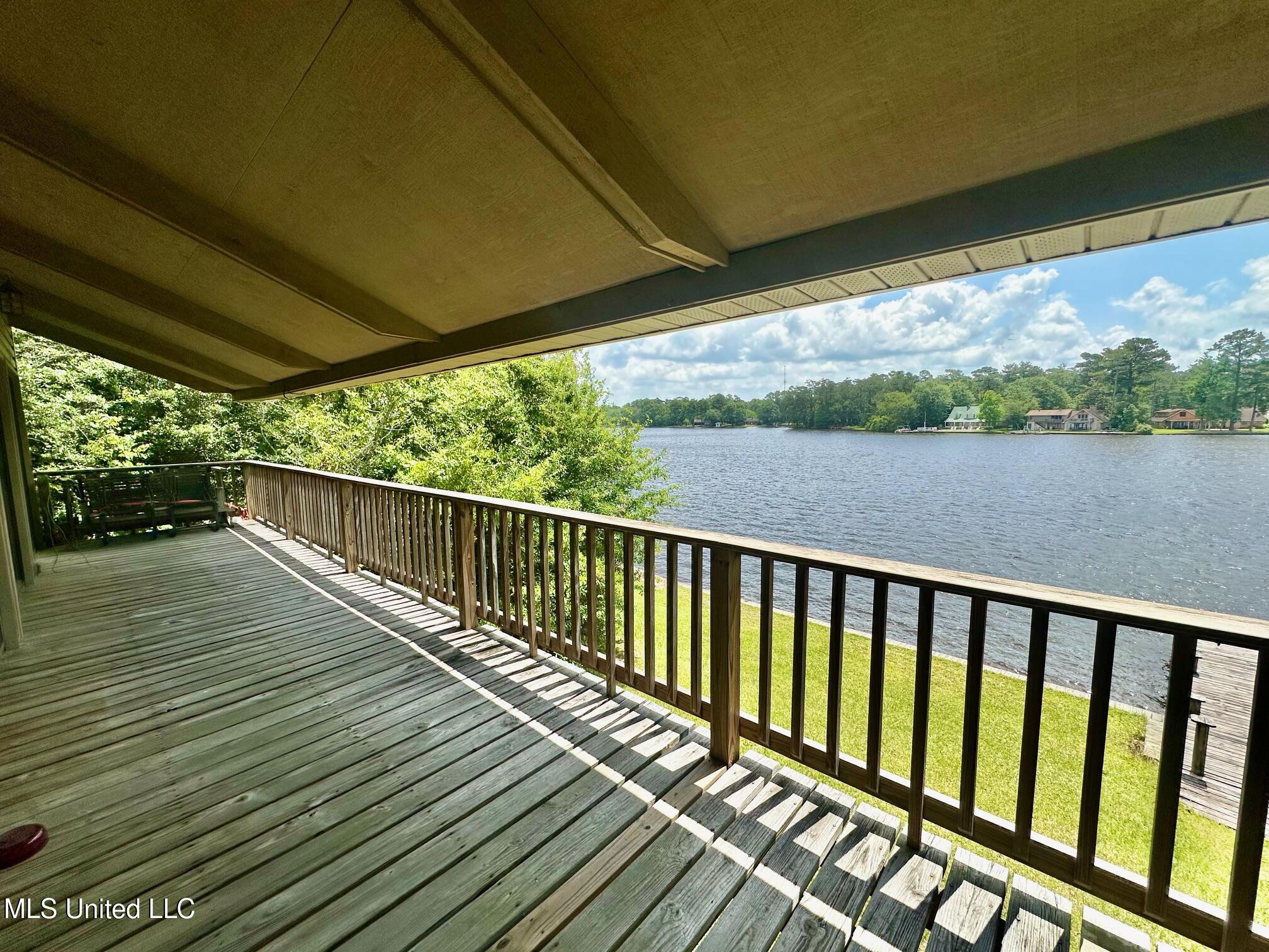 577 W Lakeshore Drive Property Photo 19