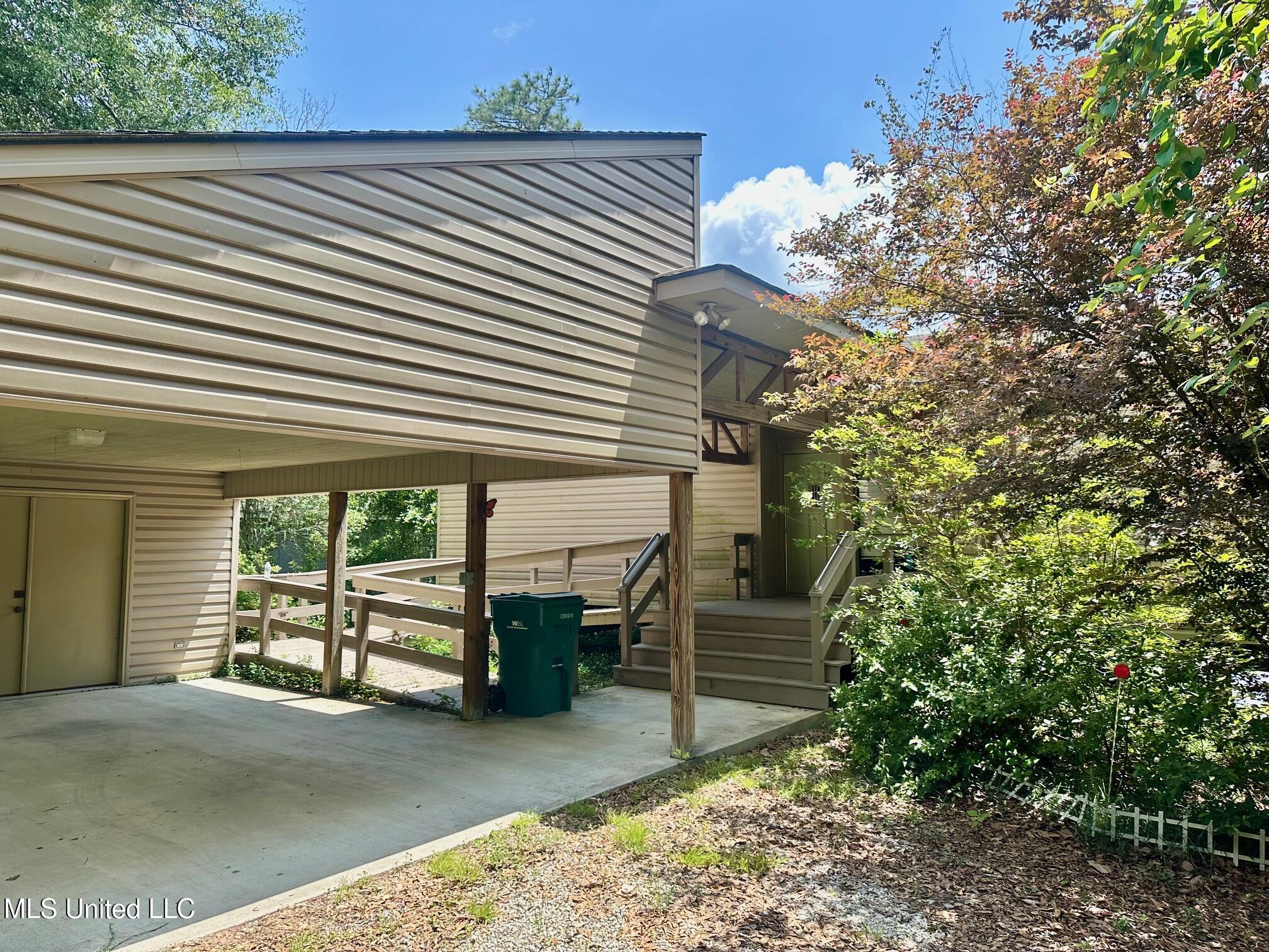 577 W Lakeshore Drive Property Photo 29