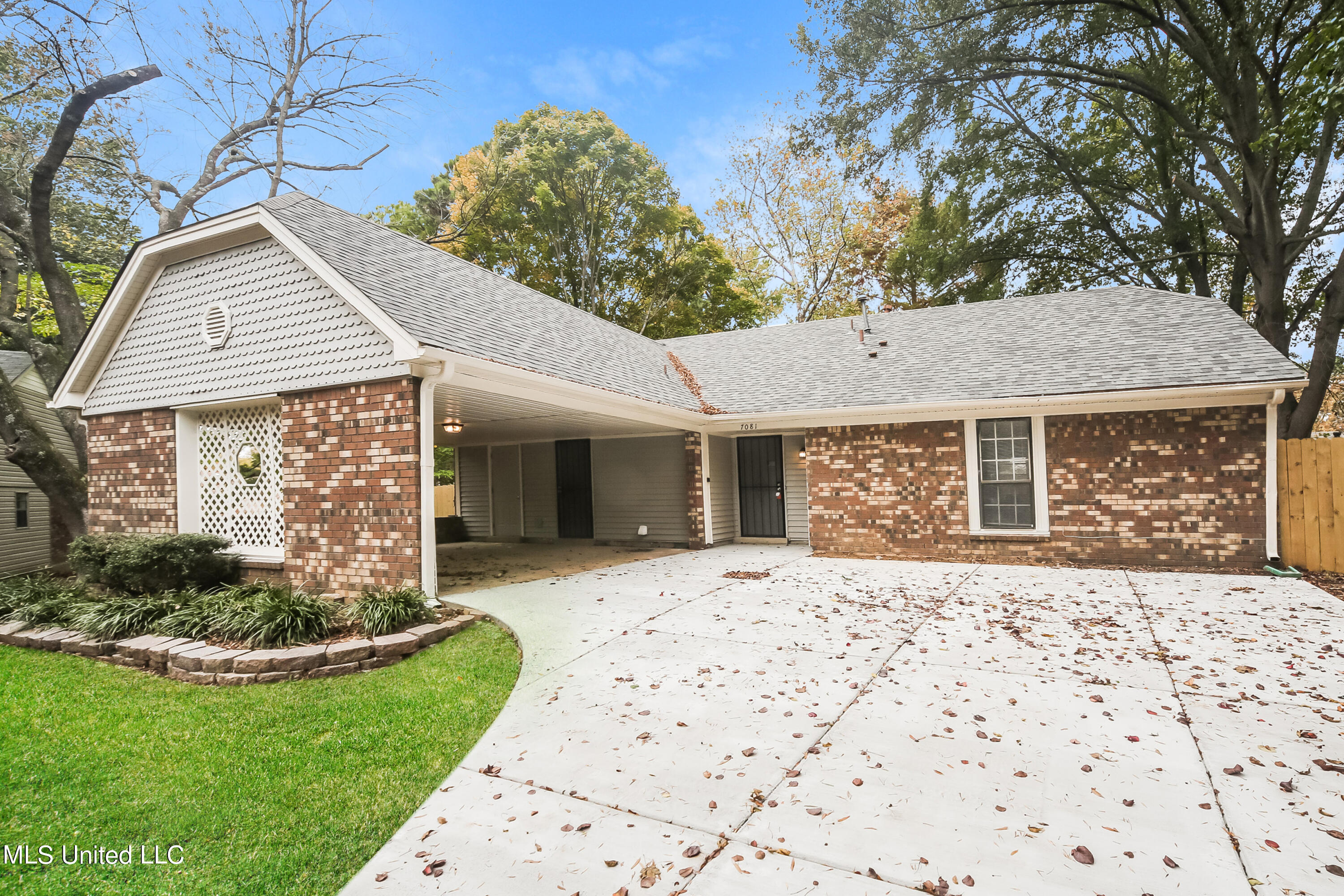 7081 Thornwood Cove Property Photo 3