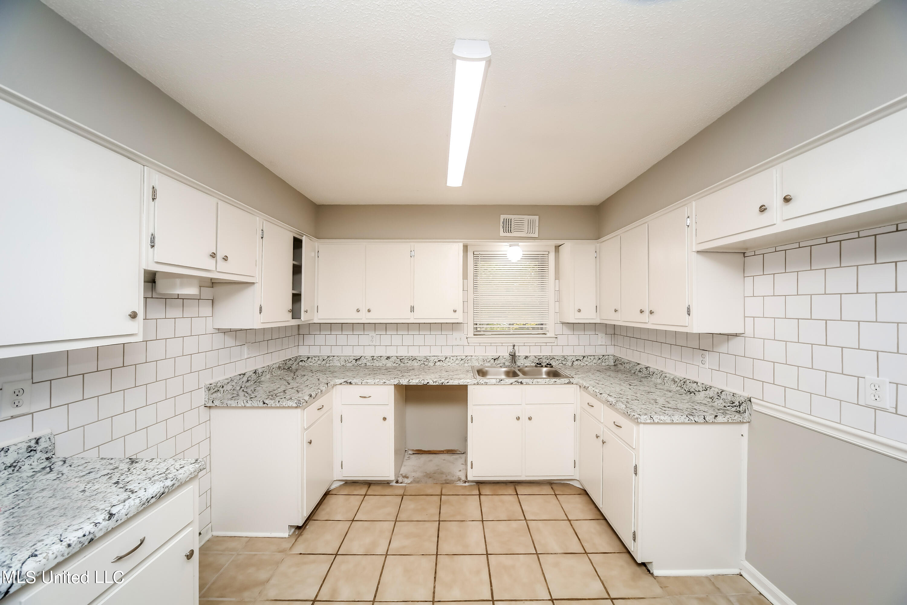 7081 Thornwood Cove Property Photo 8