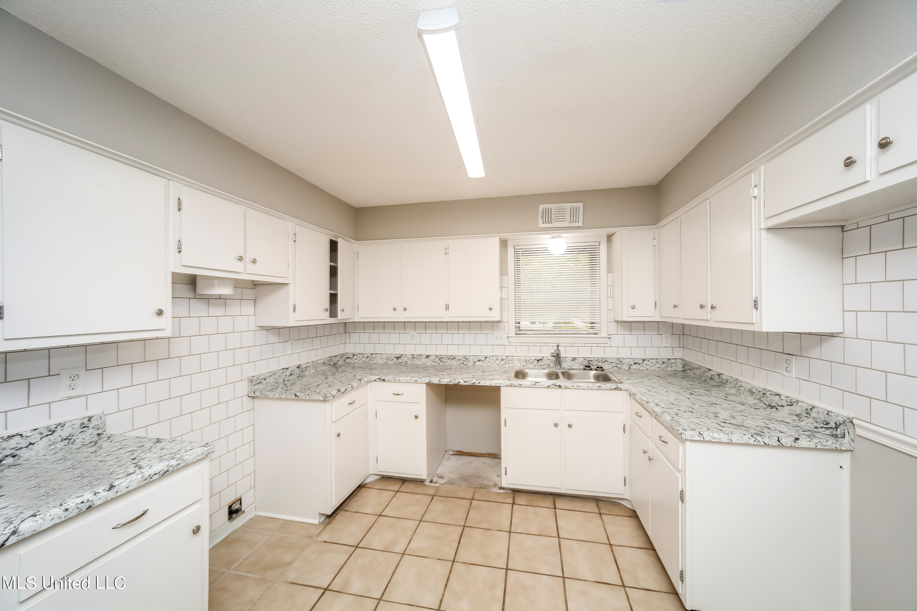 7081 Thornwood Cove Property Photo 9