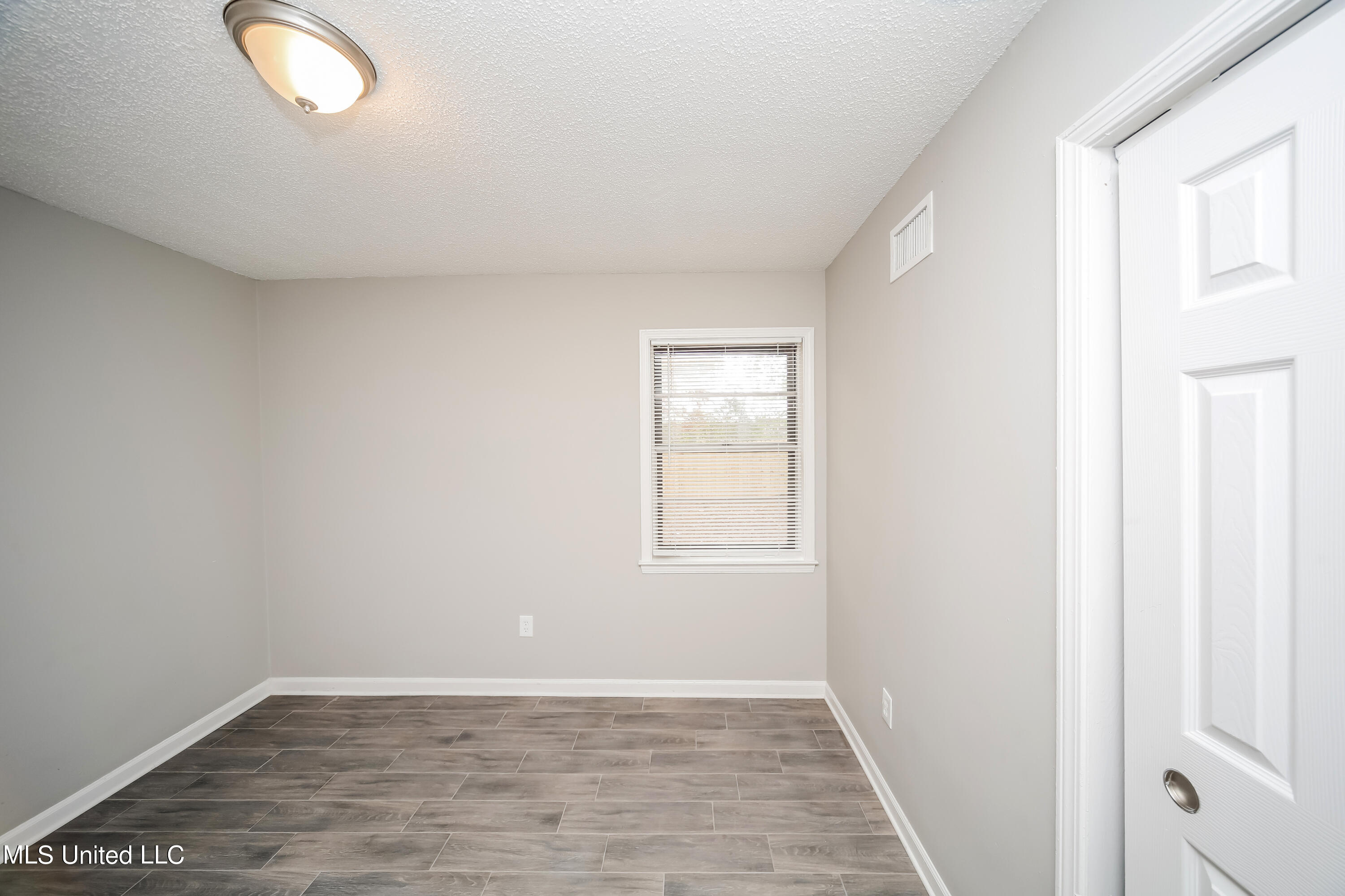 7081 Thornwood Cove Property Photo 12