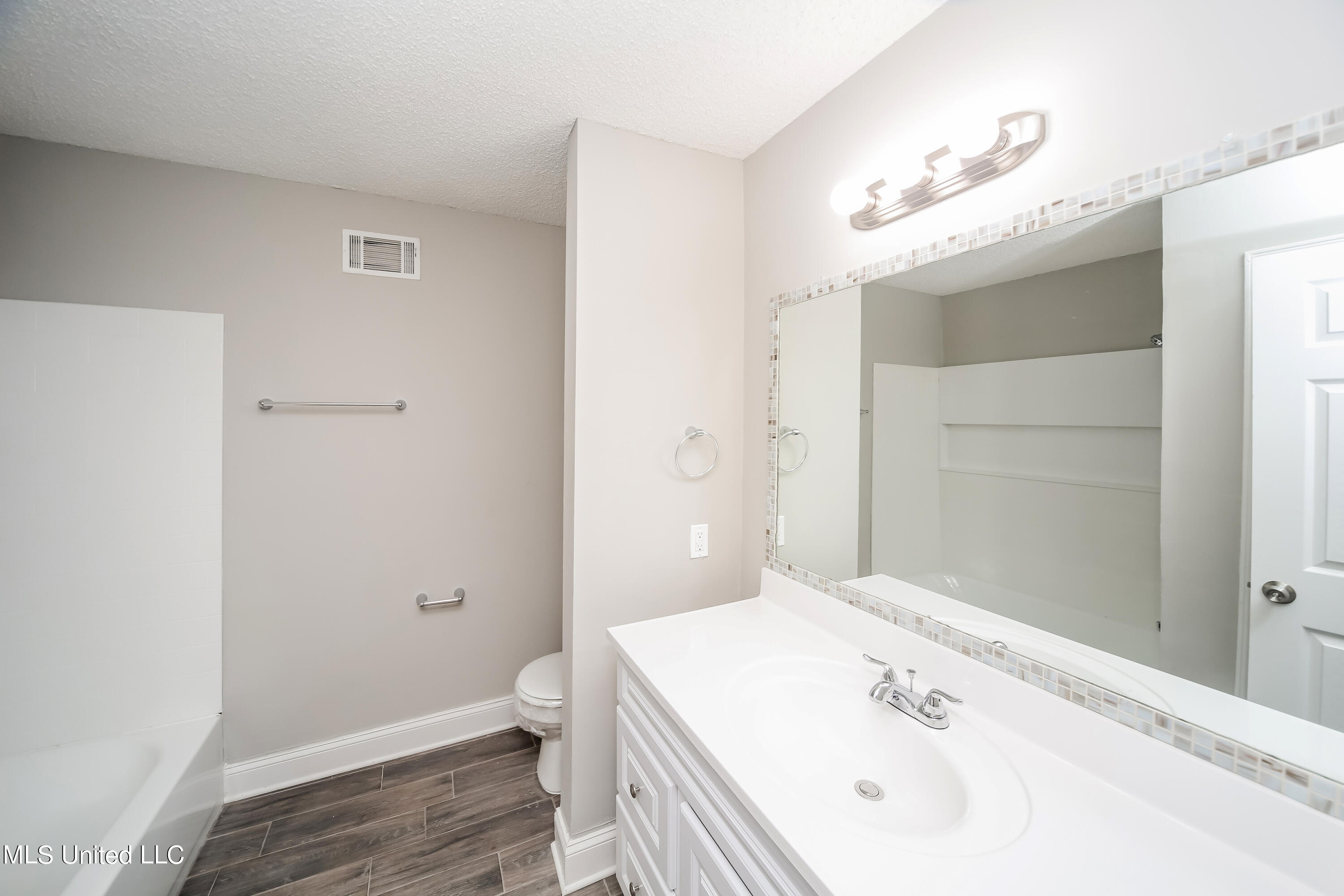7081 Thornwood Cove Property Photo 14