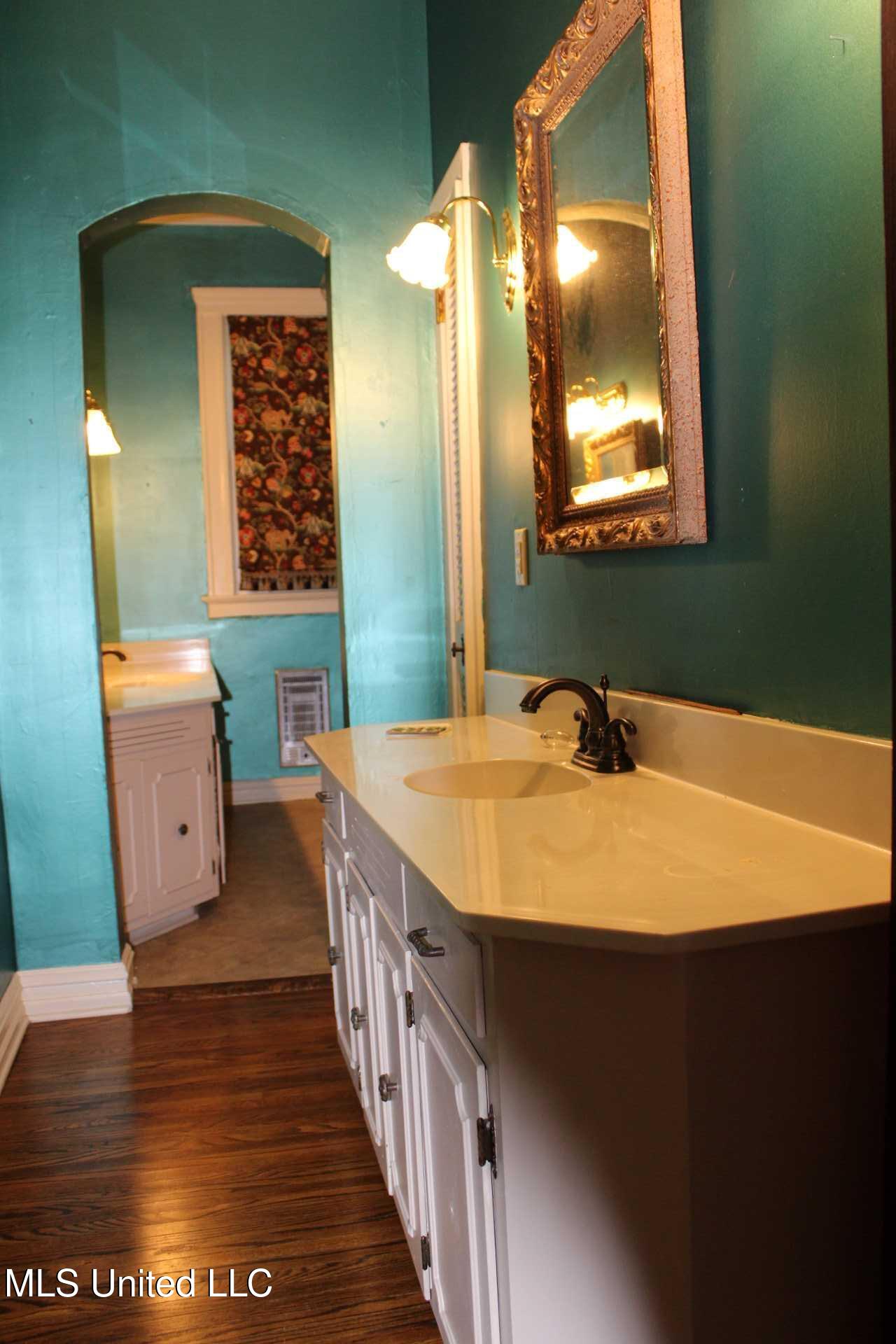 245 E College Avenue Property Photo 8