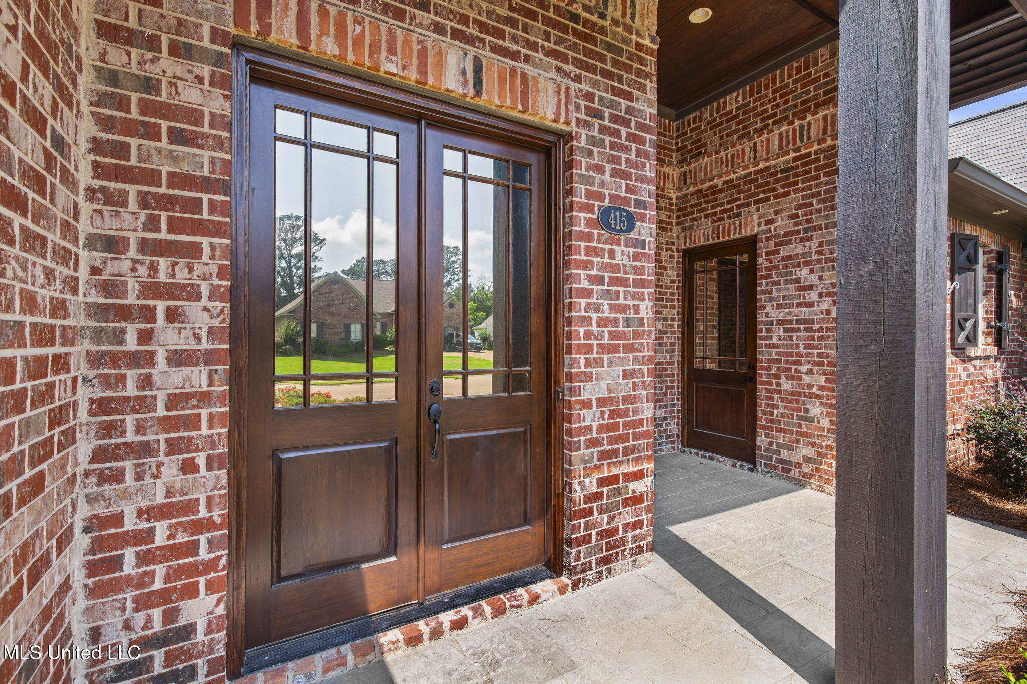 415 Deer Hollow Property Photo 8