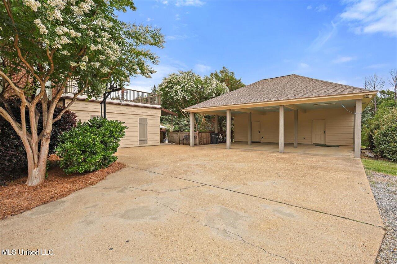 210 Planters Grove Property Photo 8