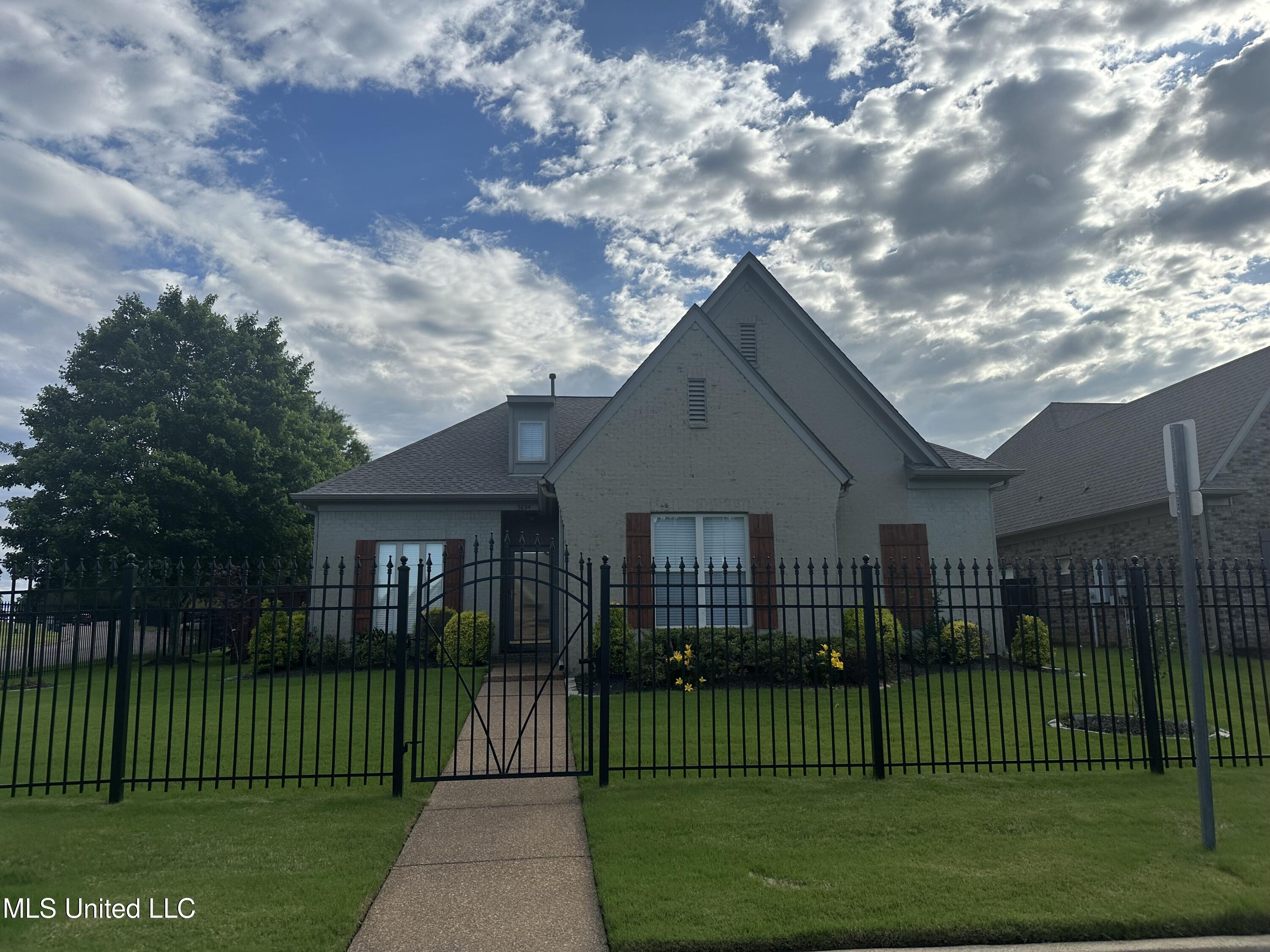 5894 Savannah Parkway Property Photo 1