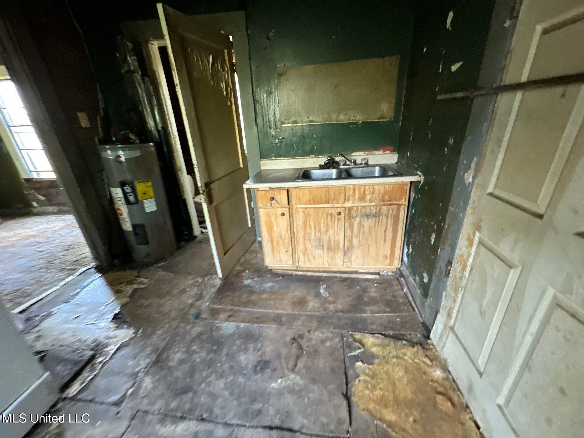1002 Howard Street Property Photo 4