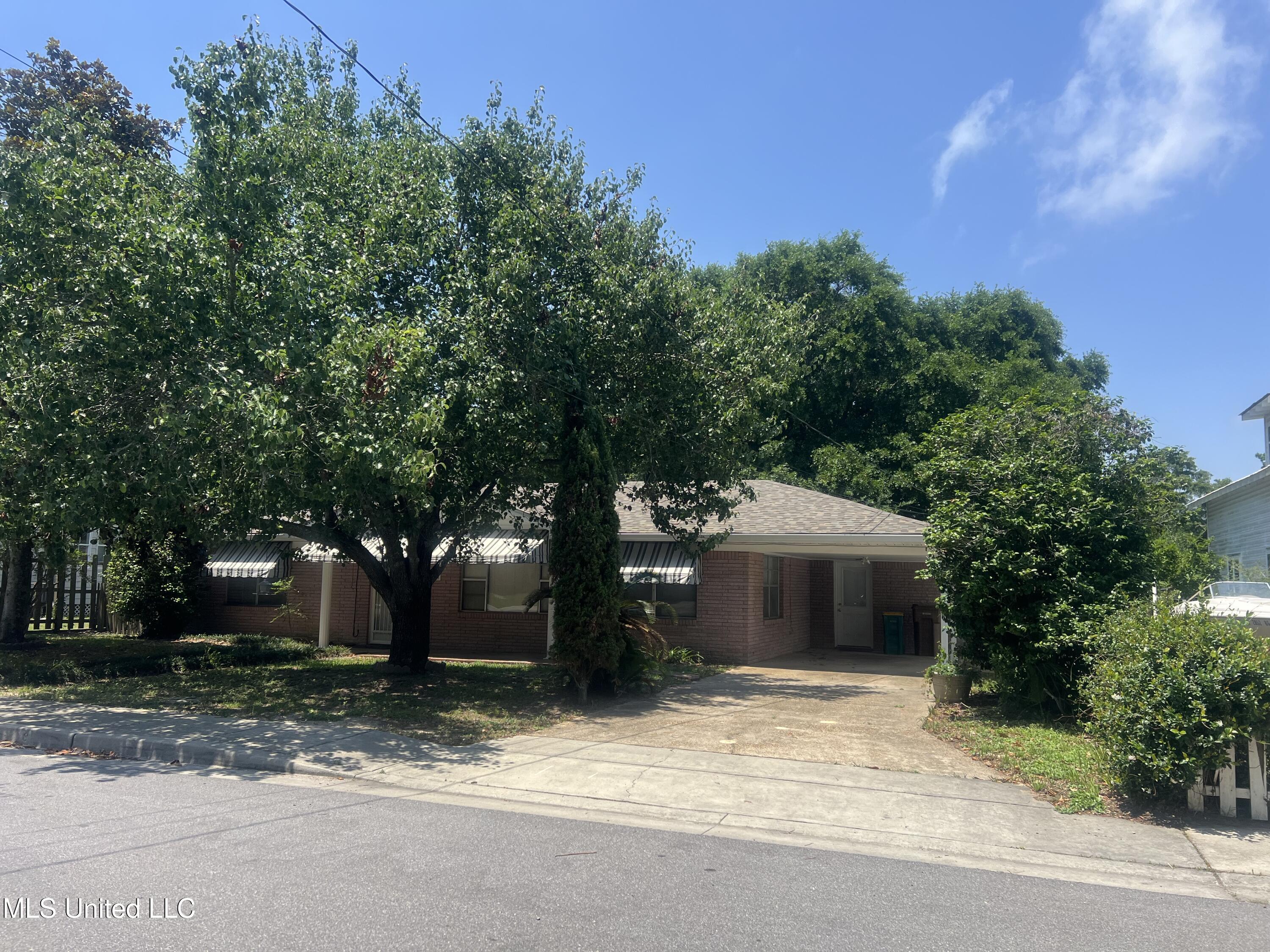 241 Iroquois Street Property Photo 1