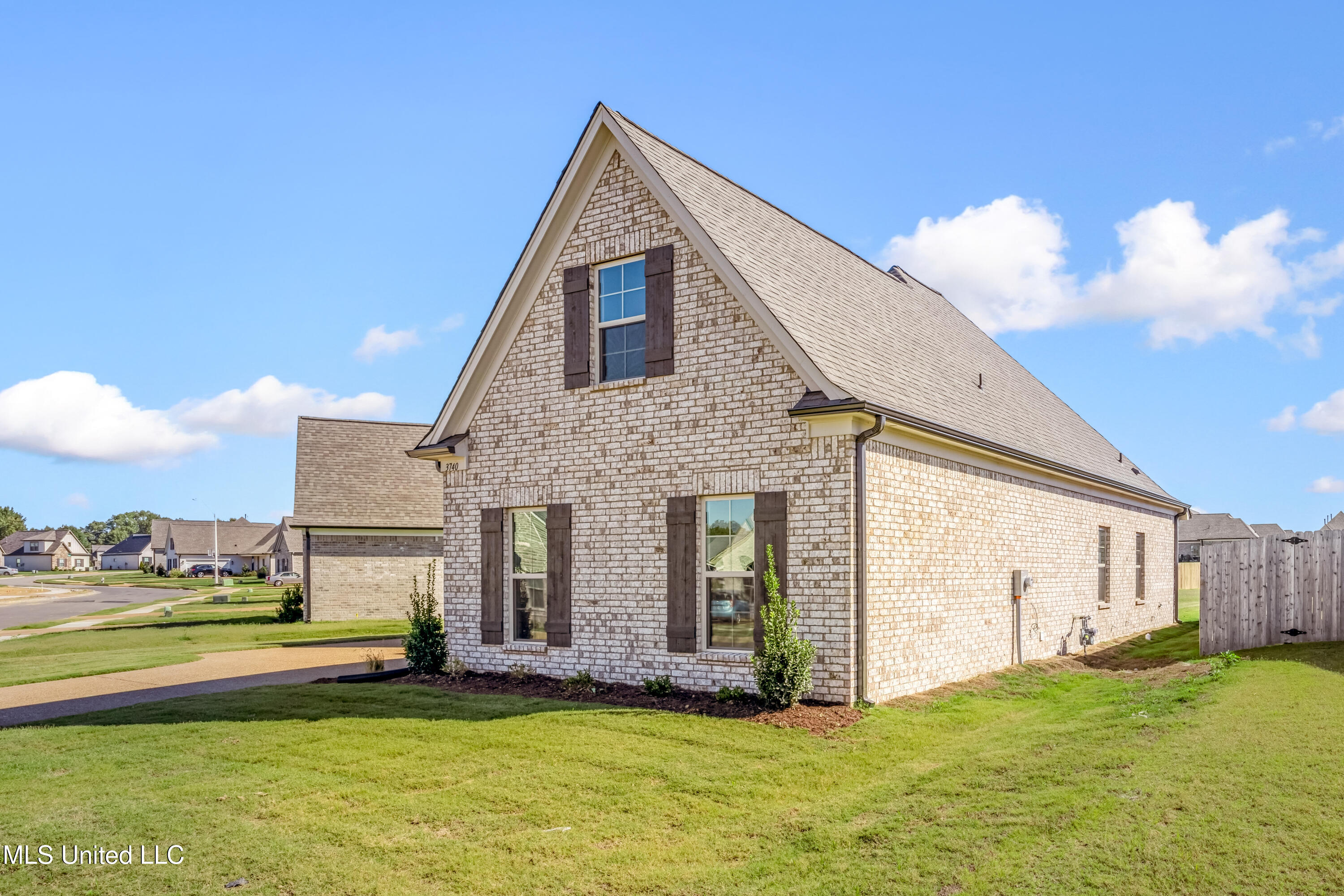 3740 Roland Drive Property Photo 5