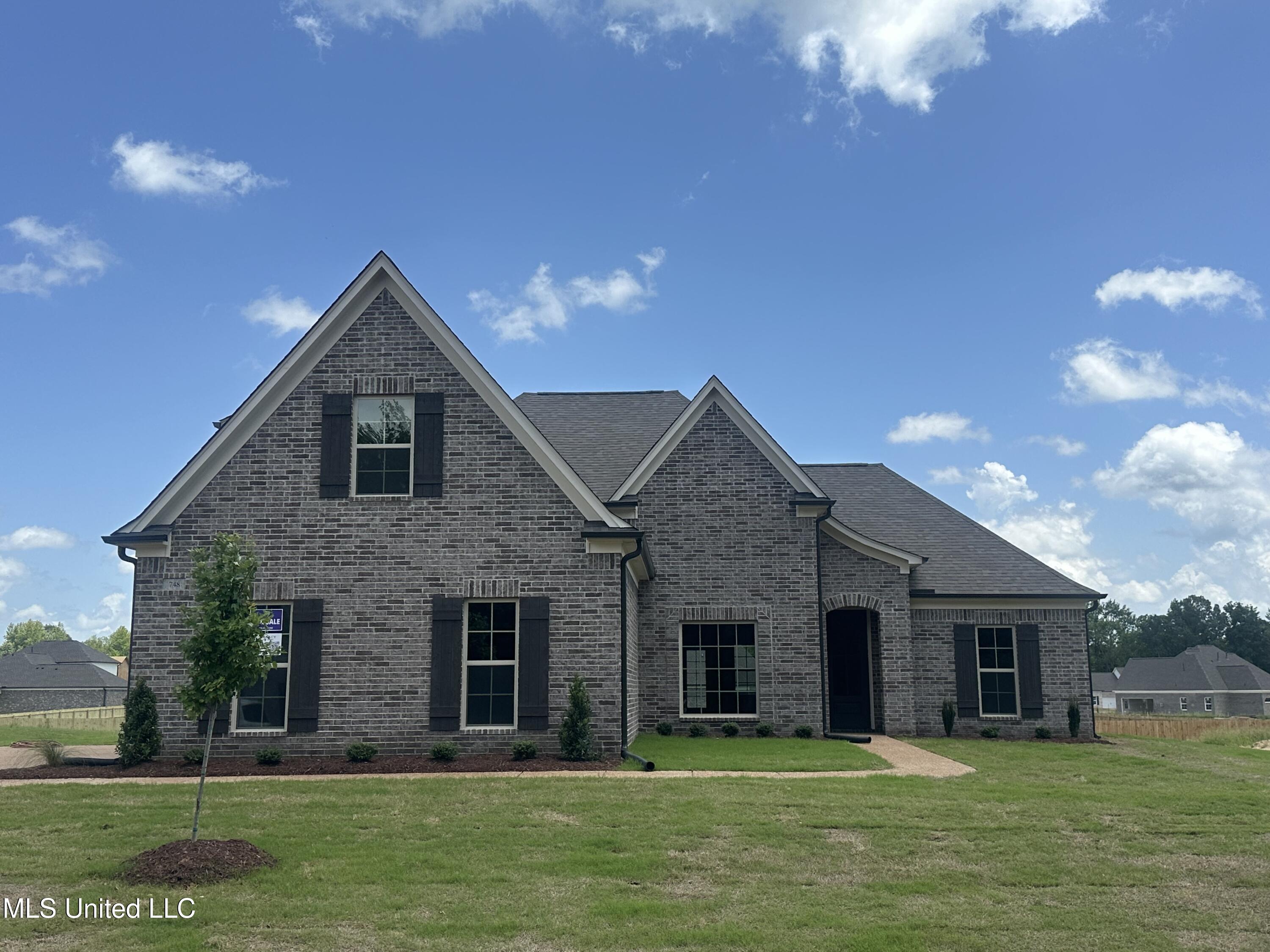 748 Lucas Lane Property Photo 1