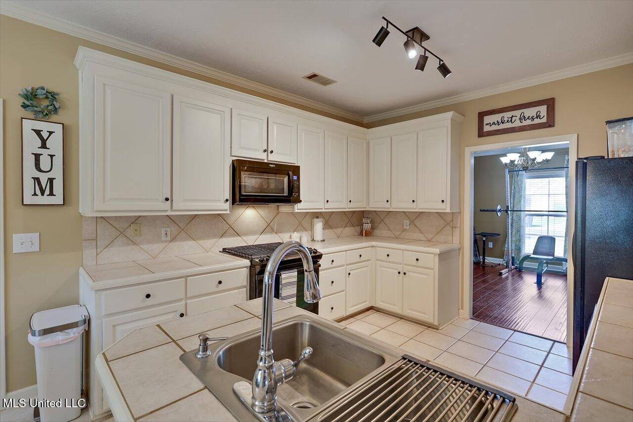 614 Cliffview Drive Property Photo 8