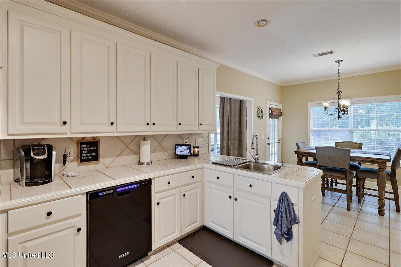 614 Cliffview Drive Property Photo 9