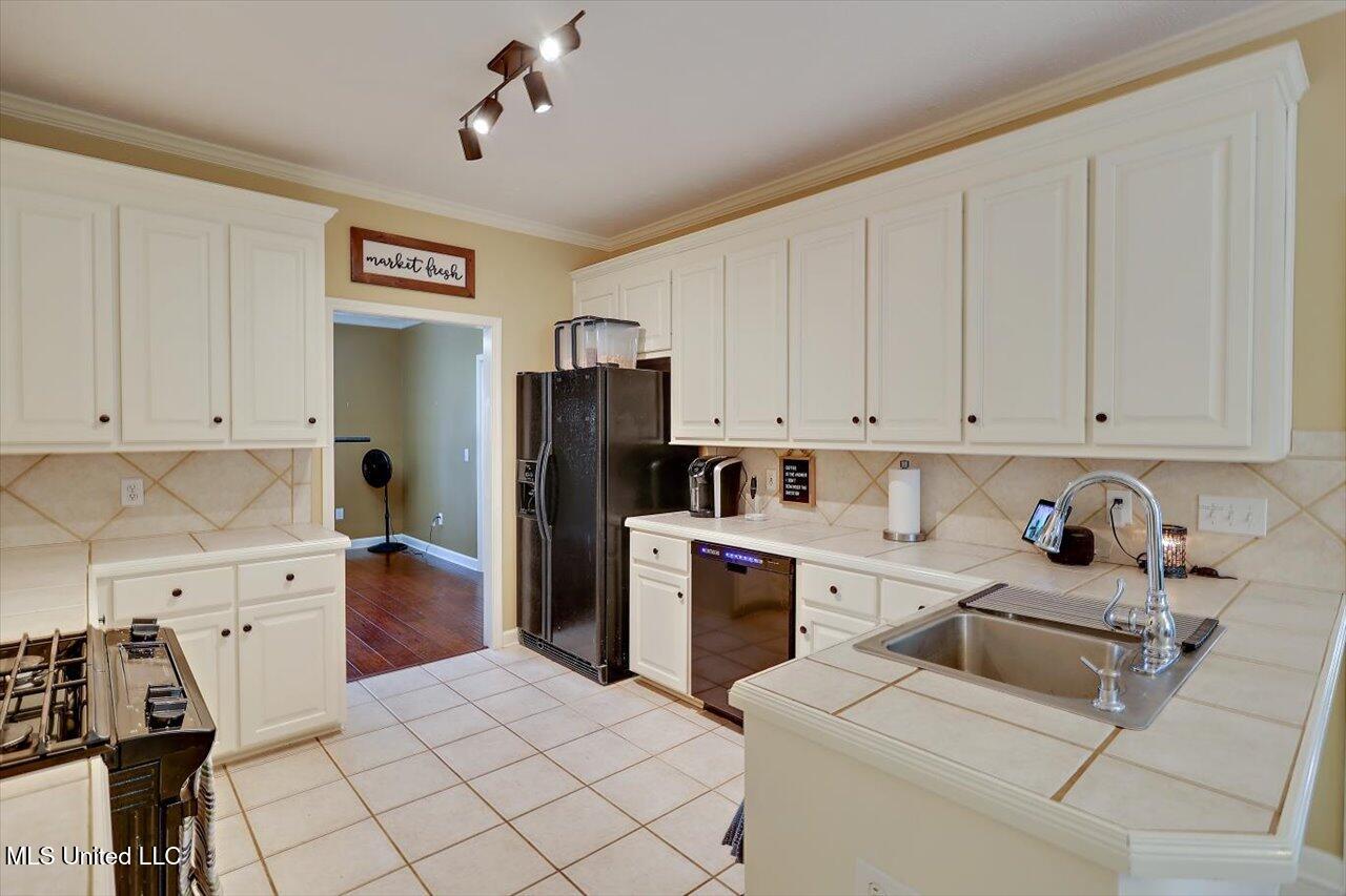 614 Cliffview Drive Property Photo 11